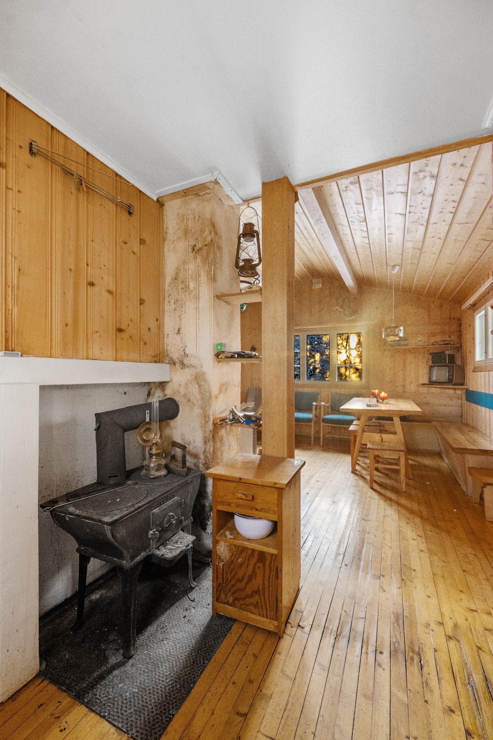Oppvarming skjer via vedfyring og gass, ved hjelp av både ildsted og gassovn. Galleribilde