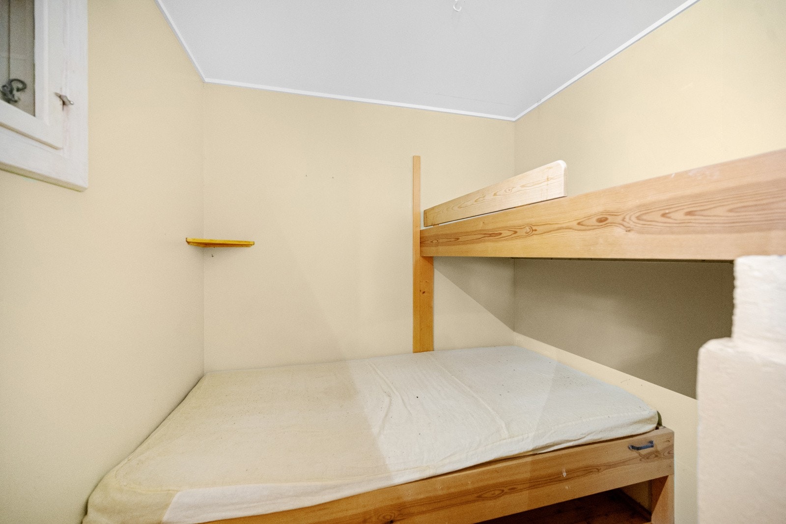 Soverommet har adkomst via kjøkkenet og er innredet med en plassbygd dobbeltseng med en køyeseng over, noe som gir gode soveplasser innenfor et kompakt areal. Galleribilde