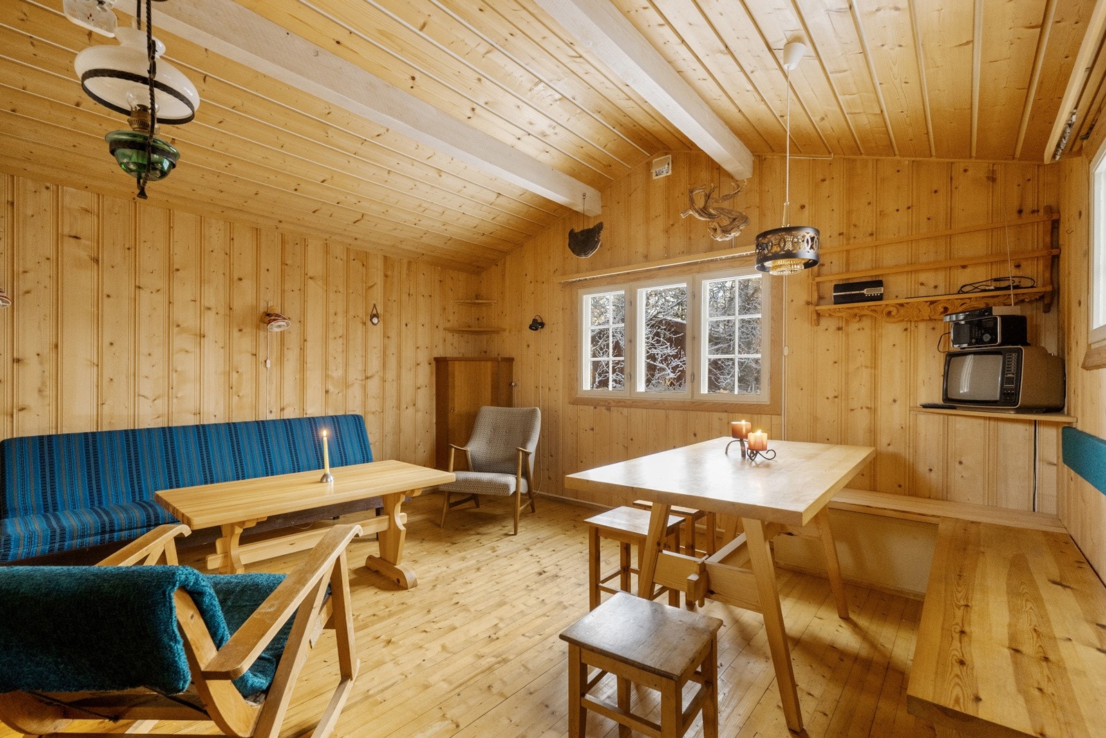 Stuen har en hensiktsmessig planløsning med plass til både sofa og spisebord. Galleribilde