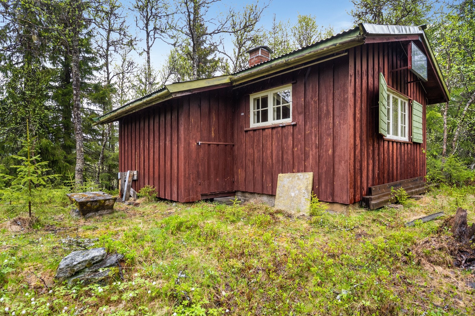 Dette er en enkel hytte med fin beliggenhet i området Krokhølen, i Synnfjell, ca. 780 moh. Galleribilde