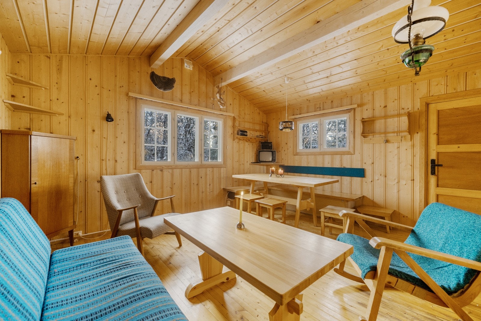 Gulv består av tregulv, vegger og himlingert består av panel. Galleribilde