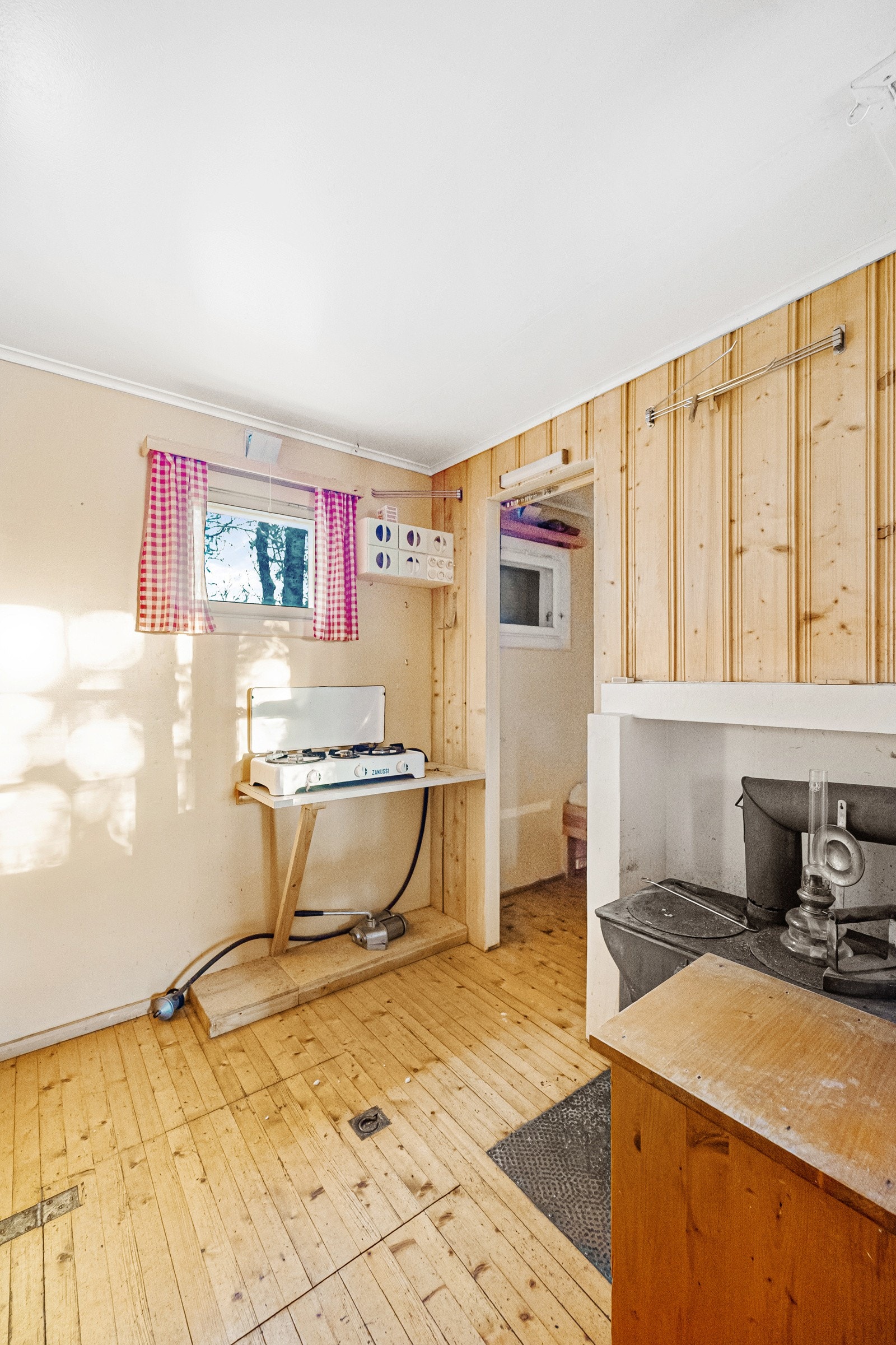 Hytten er utstyrt med et solcelleanlegg som bidrar til nødvendig strømforsyning. Galleribilde