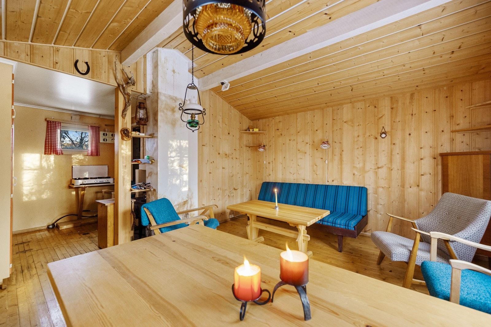 Dette er en enkel, men meget koselig hytte uten innlagt vann og avløp. Galleribilde