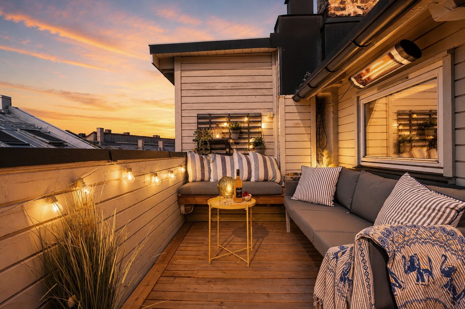 Kveldsstemning på terrassen - Her er det god plass til både loungemøbler og grill - et perfekt sted å nyte rolige dager eller samle familie og venner til hyggelige sammenkomster. AI redigert til kveld. Galleribilde