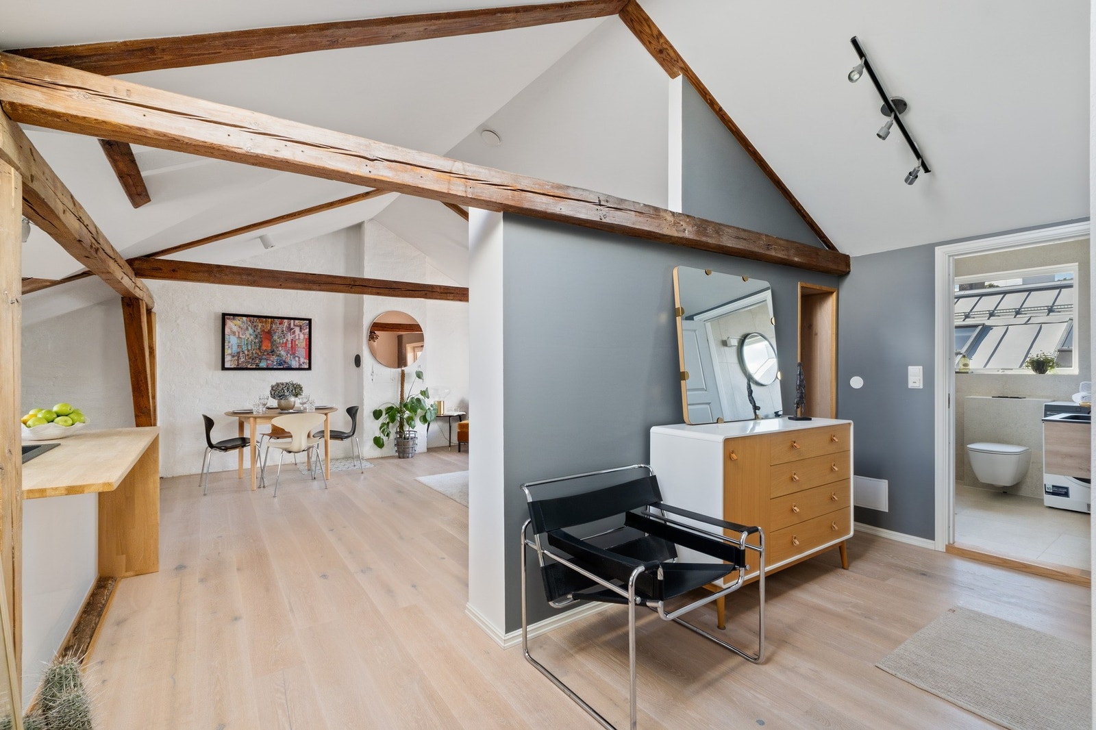 Loftsleiligheten ble nyinnredet i 1990. Galleribilde