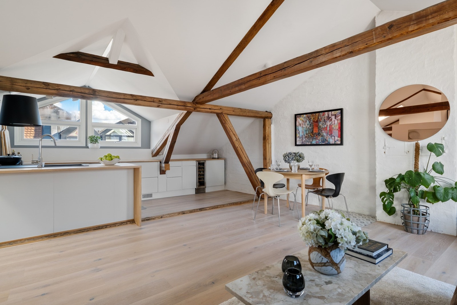Her får man virkelig følelsen av å bo i en topp- og loftsleilighet i 5. etasje, med den særegne kombinasjonen av luft, lys og privat atmosfære. Galleribilde