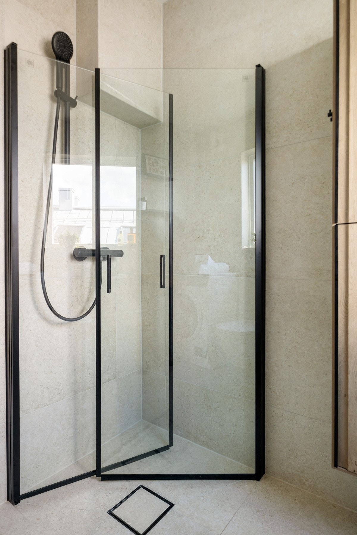 Badet fremstår moderne med innredning bestående av nedfelt servant, speil med integrert belysning, høyskap, vegghengt toalett og dusj med dører. Det er etablert opplegg for vaskemaskin. Galleribilde