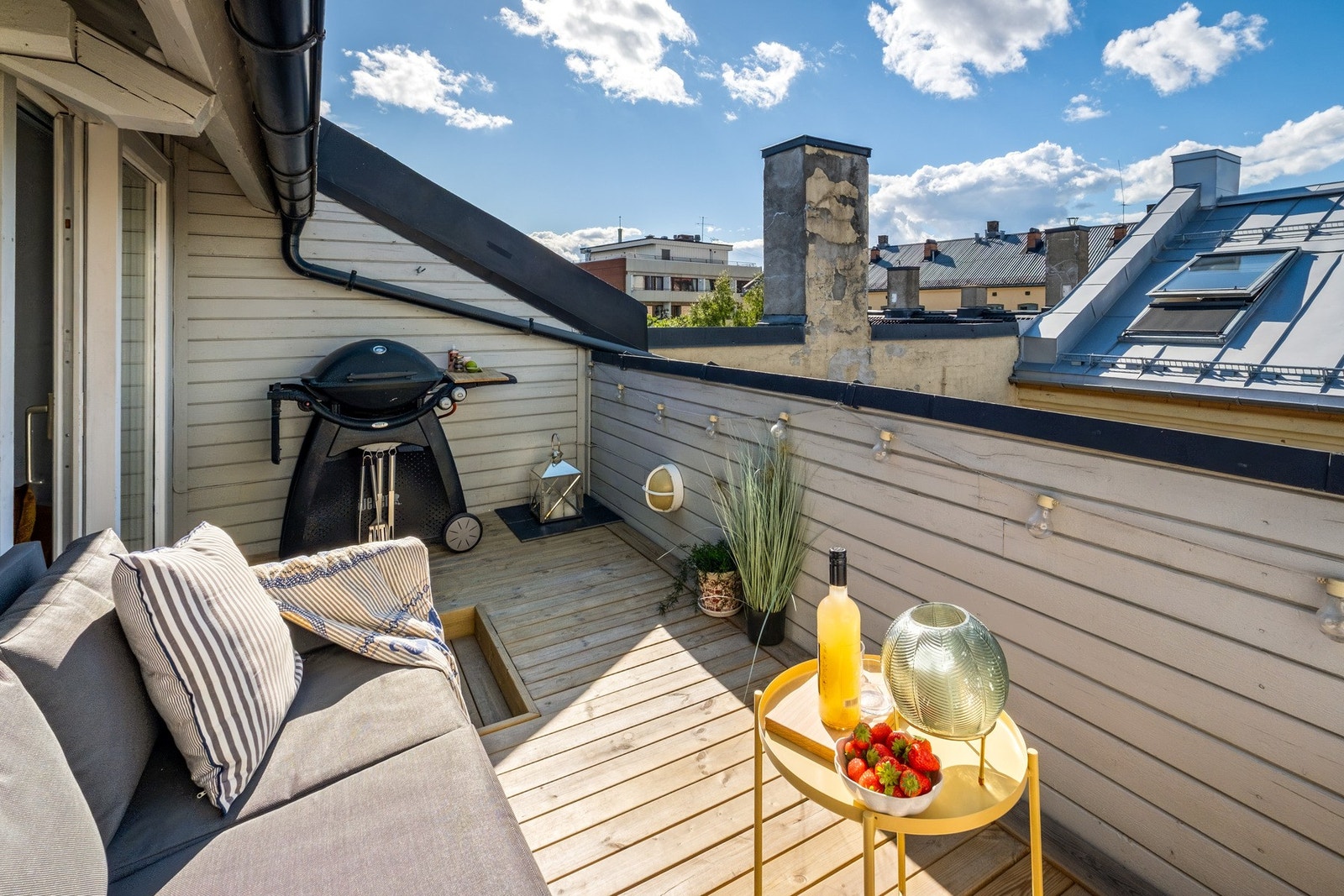 Fra stuen er det utgang til en solrik takterrasse på ca. 10 kvm. Galleribilde