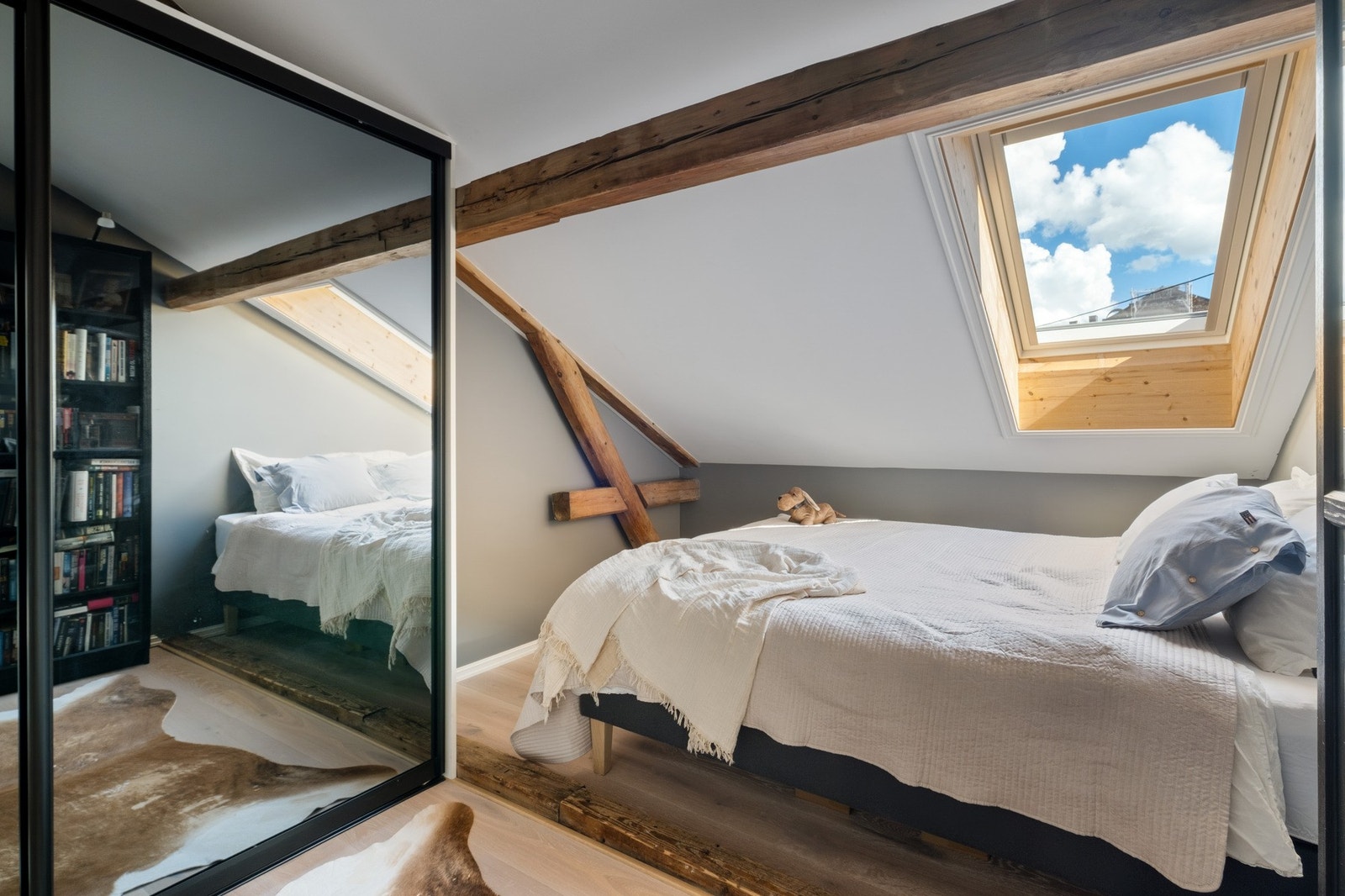 Hovedsoverommet er romslig og har god plass til dobbeltseng, nattbord, garderobe og kommode Galleribilde