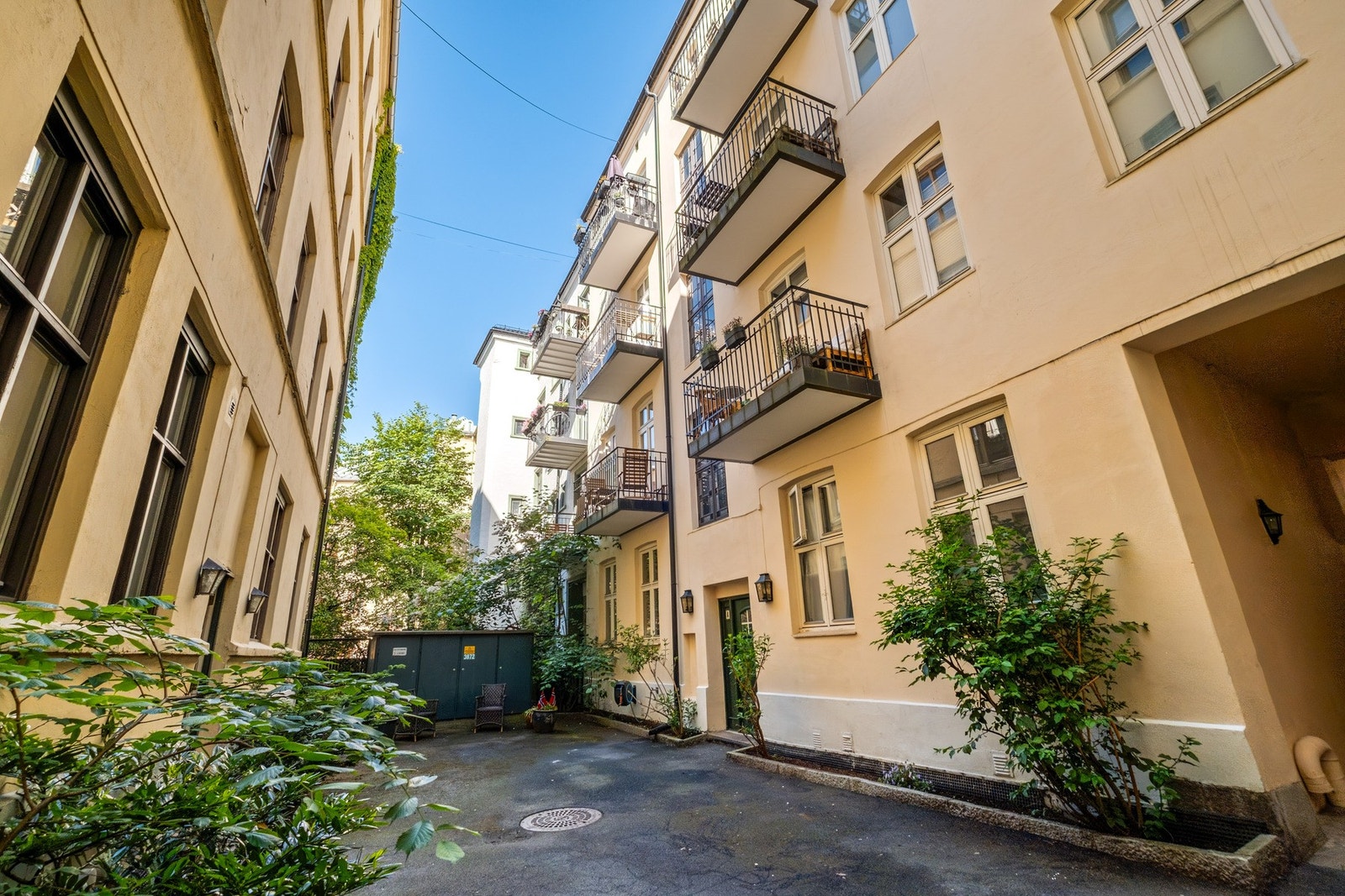 Pen og vedlikeholdt bakgård. Galleribilde