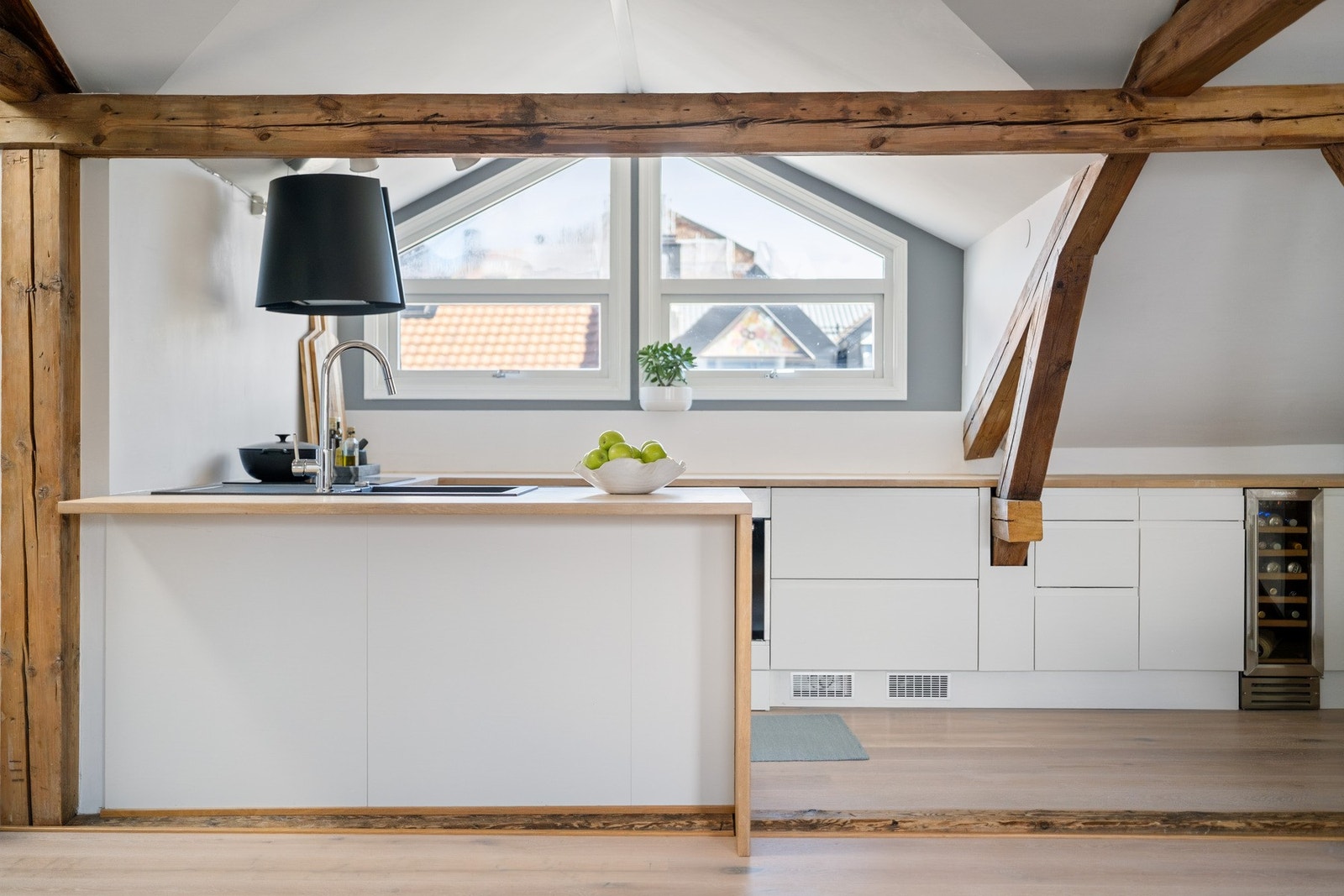 Kjøkkenet fra HTH (2015) har moderne innredning med glatte fronter og heltre benkeplate som tilfører varme og kvalitet. Galleribilde