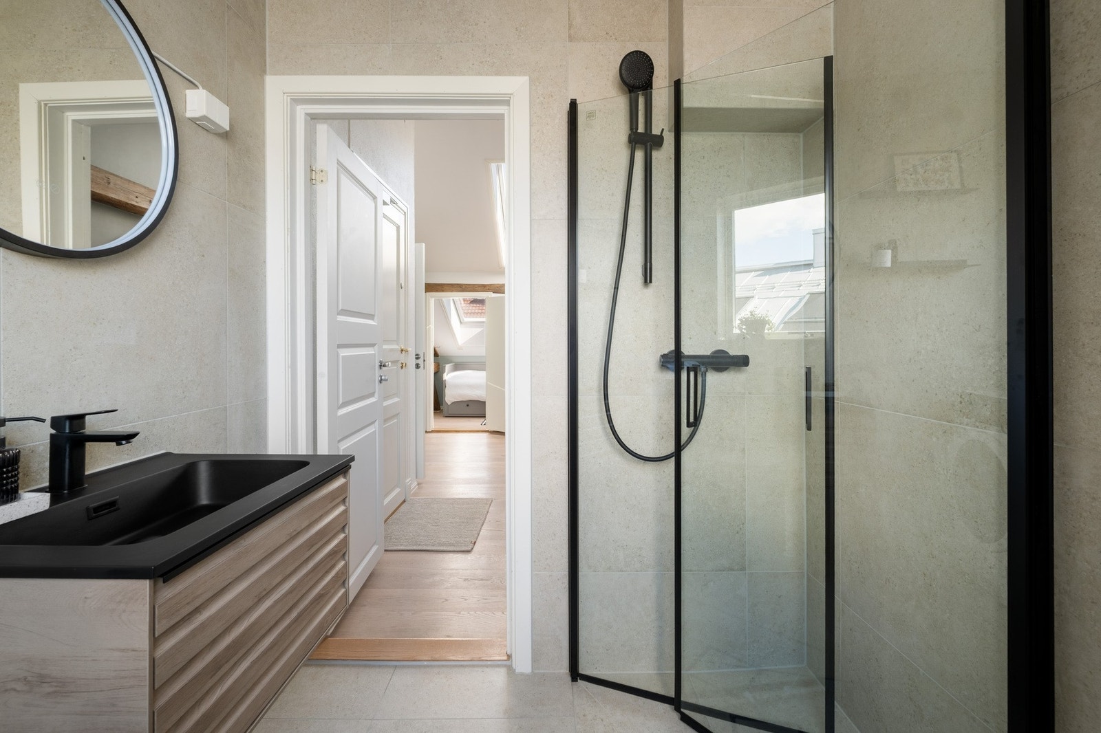 Badet har elektriske varmekabler i gulv og elektrisk styrt ventilasjon. Galleribilde