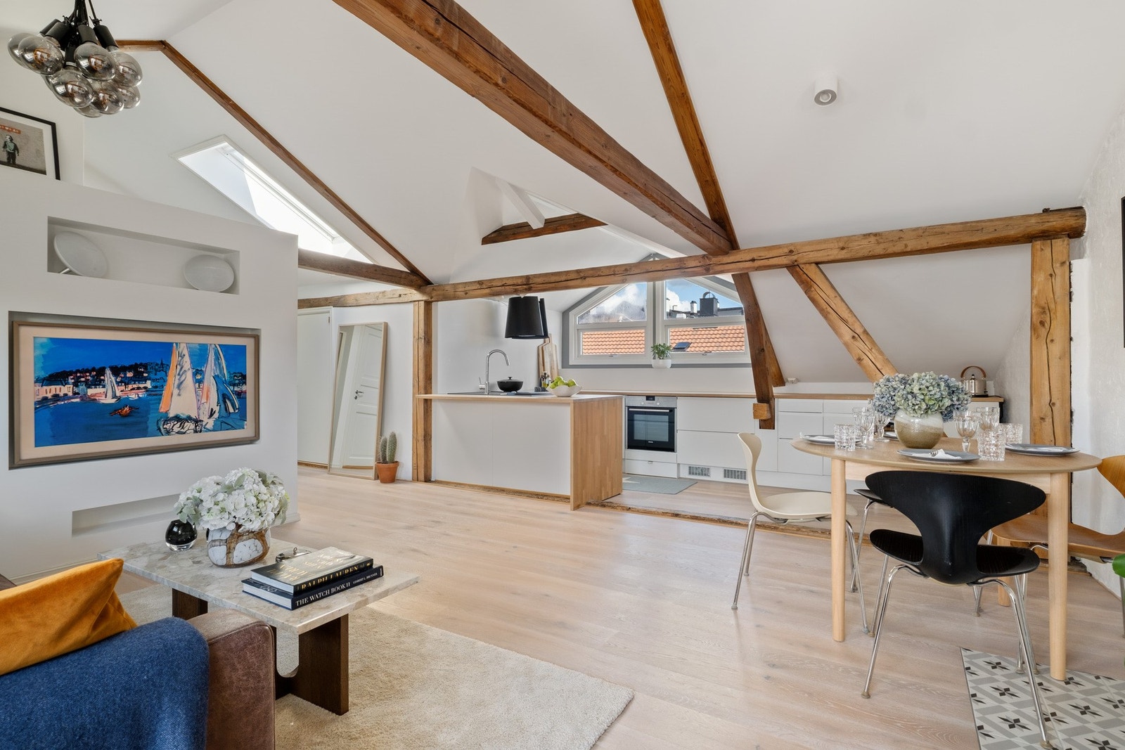 Store vindusflater, Velux takvinduer og balkongdør slipper inn rikelig med naturlig lys og skaper en lys og innbydende atmosfære gjennom hele dagen. Galleribilde