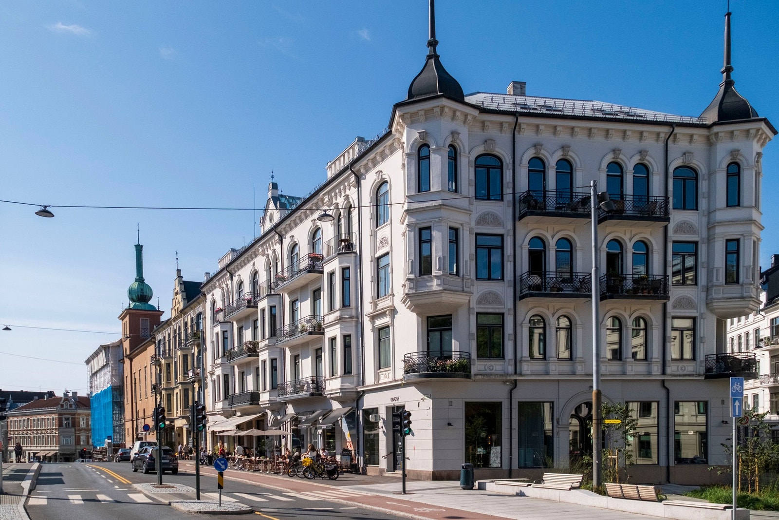 Området er kjent for sitt brede utvalg av kaféer, restauranter og spesialbutikker. Galleribilde