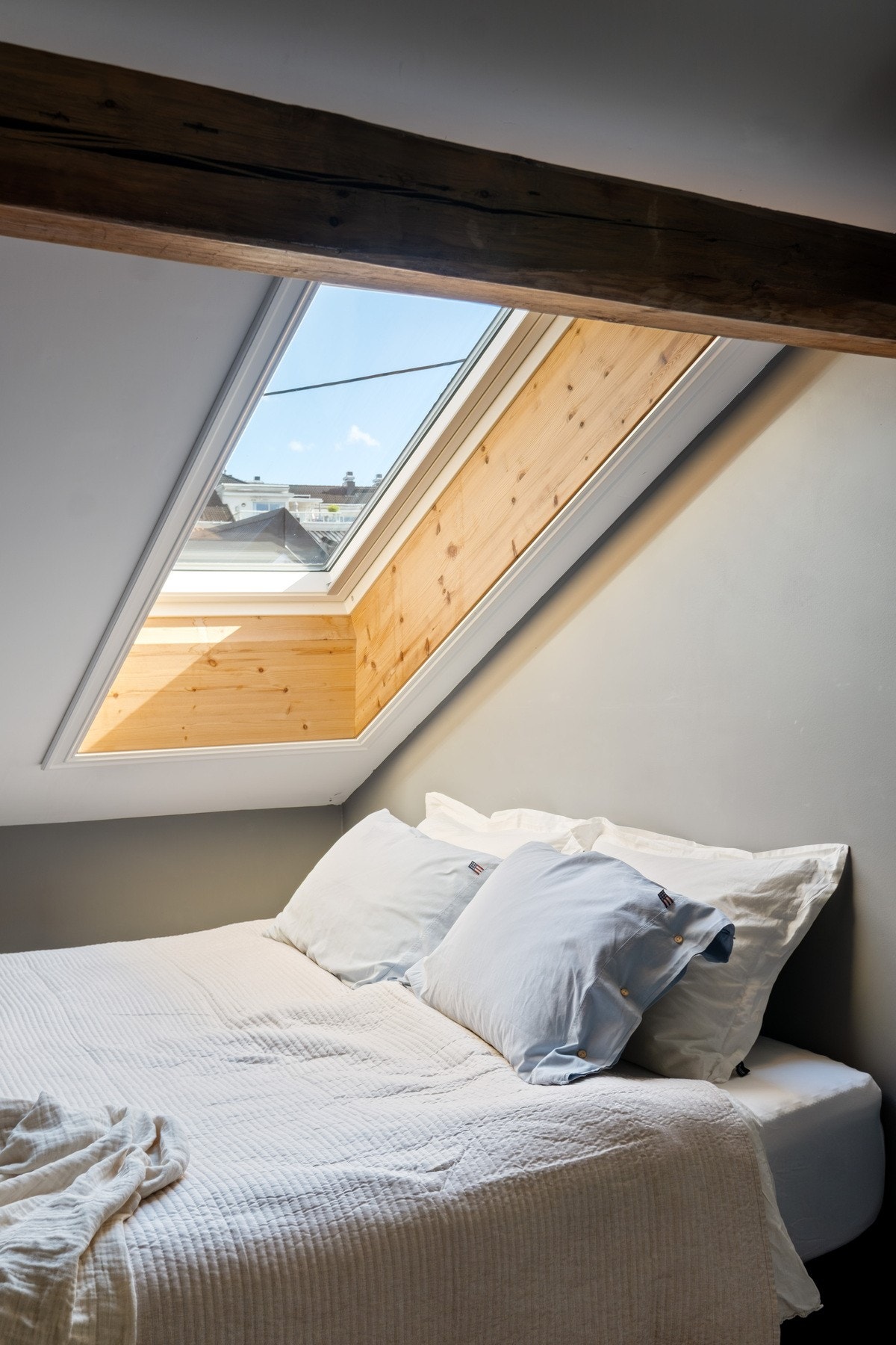 Soverommet er utstyrt med Velux takvindu med 3-lags glass fra 2017, fjernstyring og elektrisk lysgardin som gir både komfort og fleksibilitet. Galleribilde