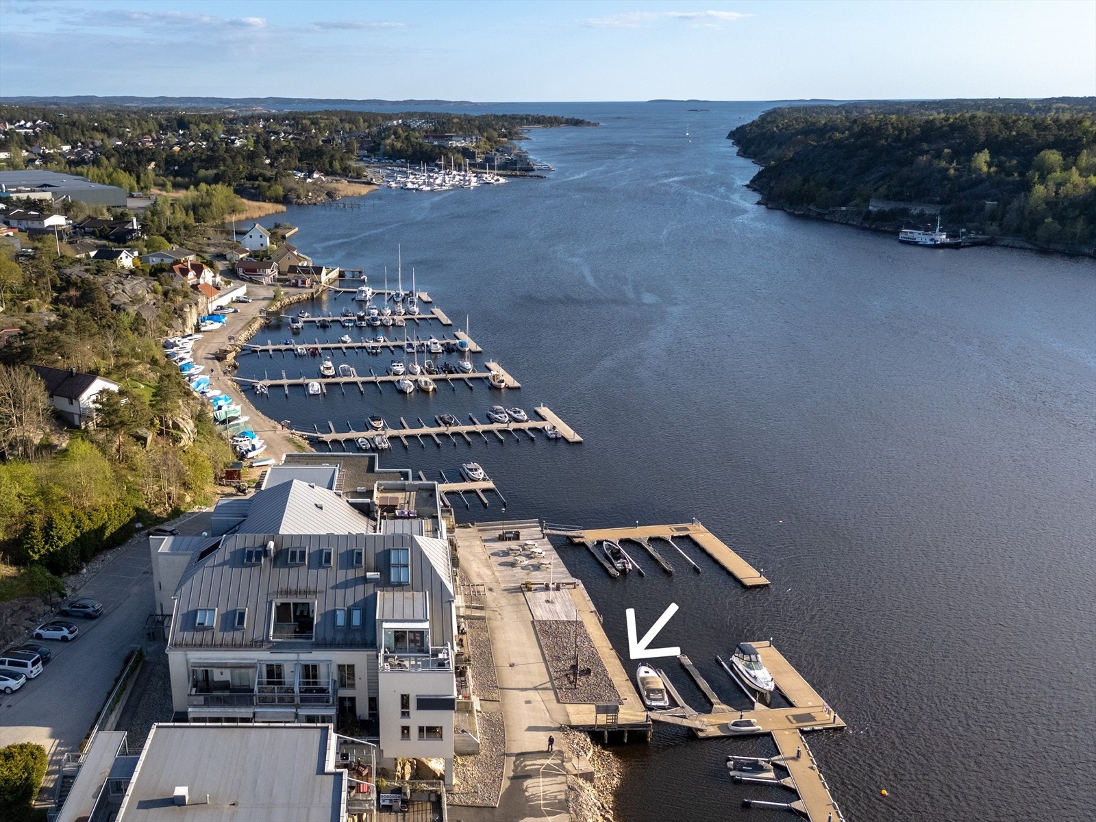 Pilen viser bryggeplassen (15 m x 4,2 m) som medfølger. Galleribilde