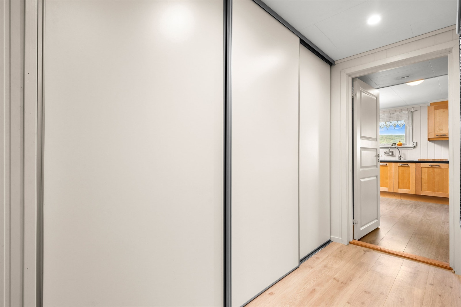 I forbindelse med entréen er det etablert en praktisk plassbygd skyvedørsgarderobe. Galleribilde
