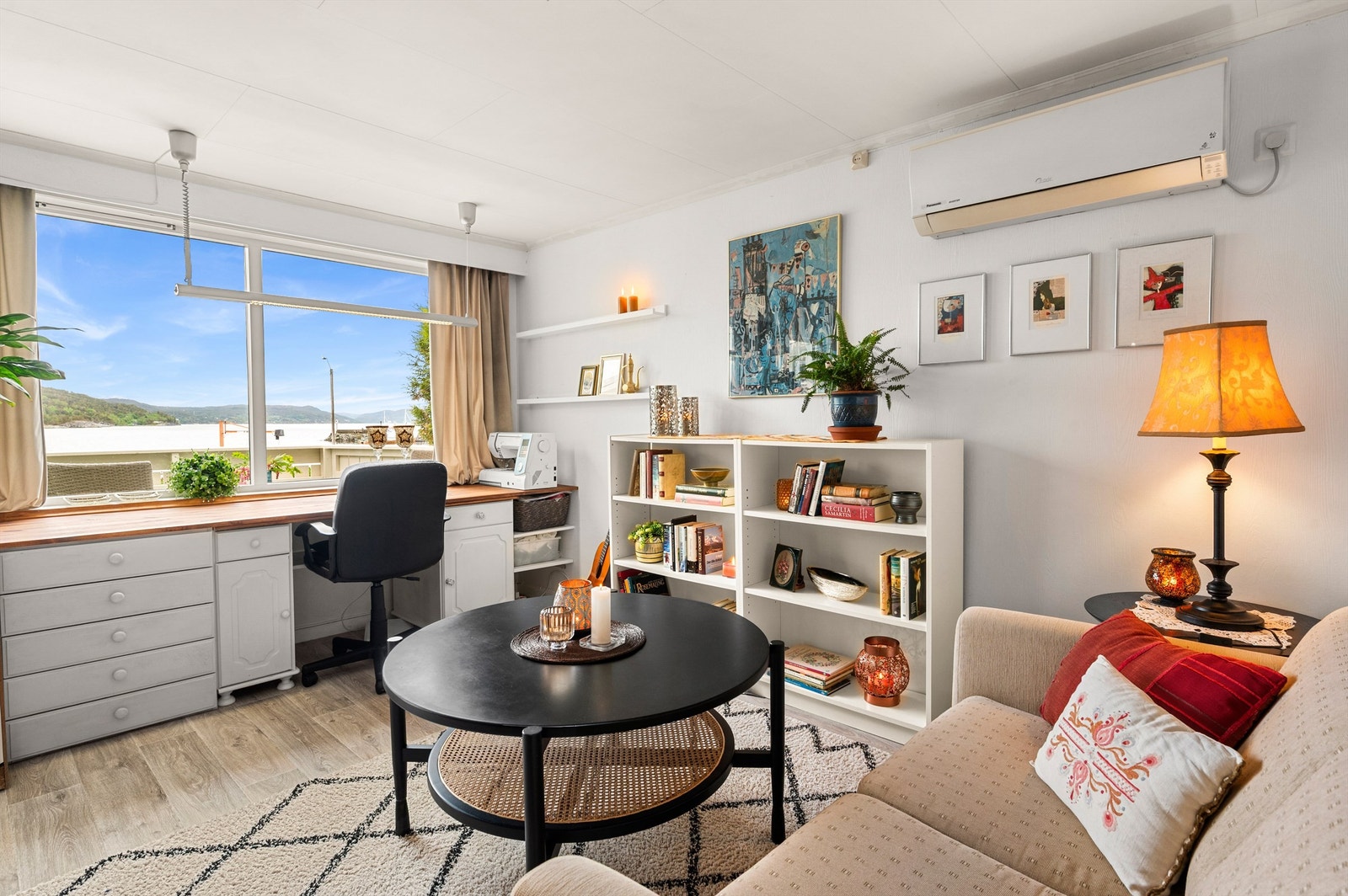 Man har god plass til praktisk kontordel i stuen. Galleribilde