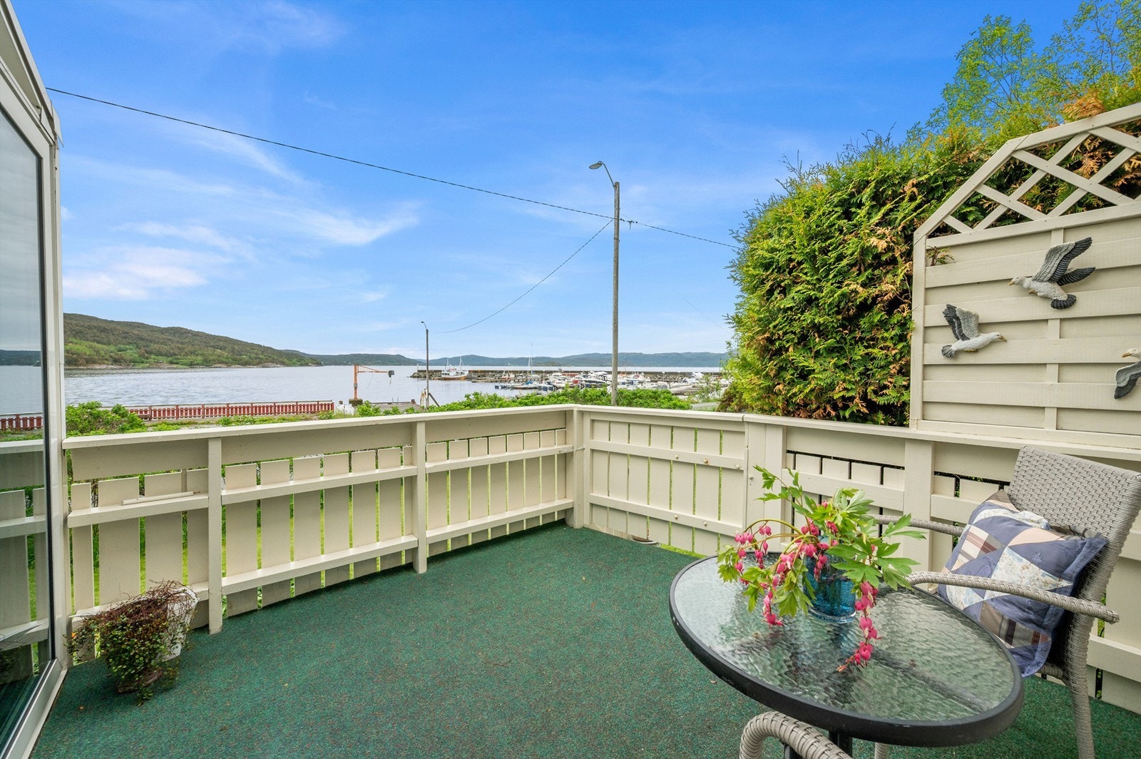 Flott terrasse med direkte adkomst til felles hage. Her har man god plass til ønsket utemøblement. Galleribilde