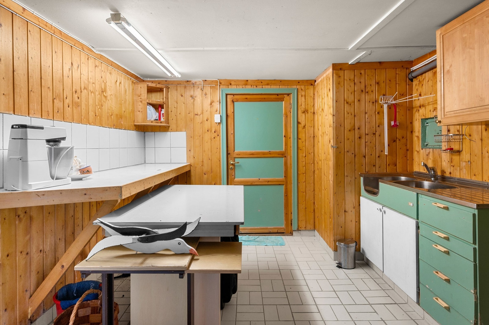 Underetasjen består av rikelig med bodareal. En av bodene er i dag innredet som grovkjøkken. Galleribilde