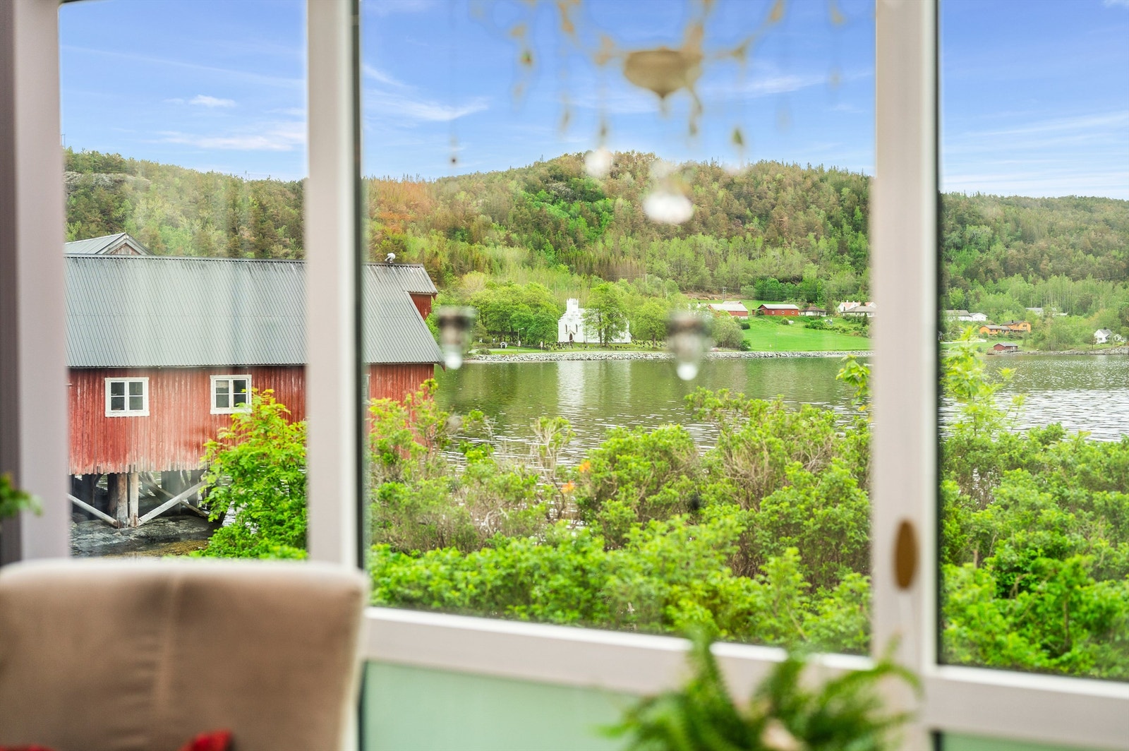 Boligen nyter nydelig utsikt mot fjorden. Galleribilde