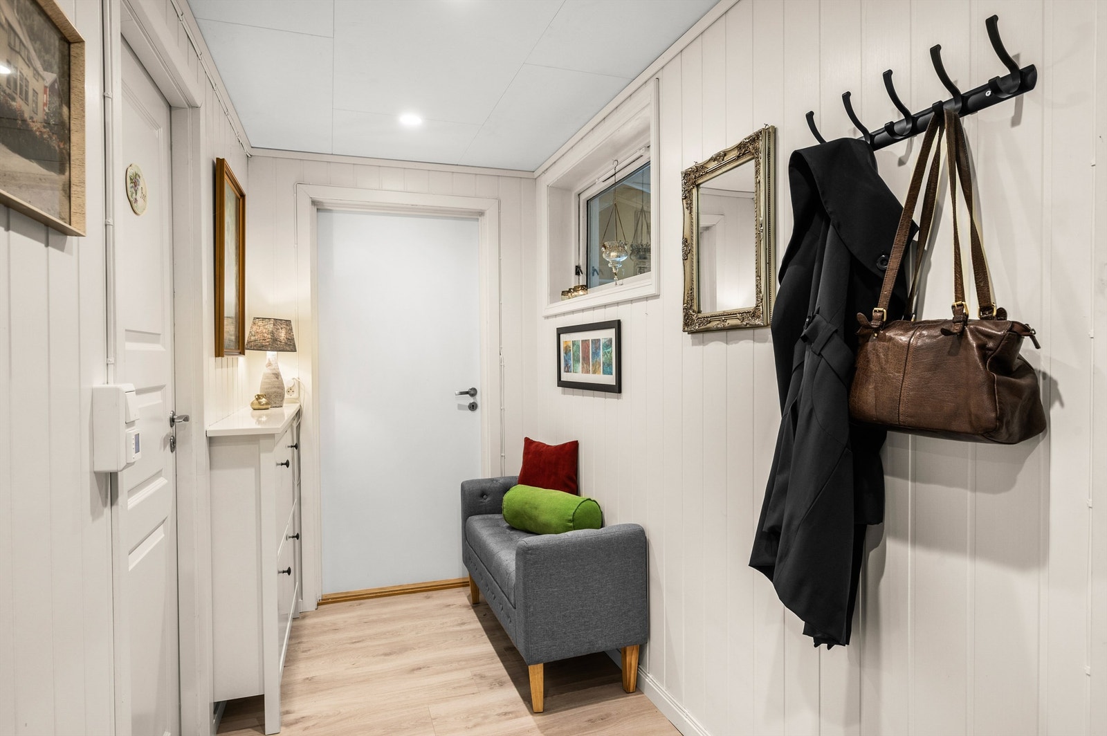 Velkommen inn! Romslig entré med god plass til oppbevaring av yttertøy og sko. Galleribilde