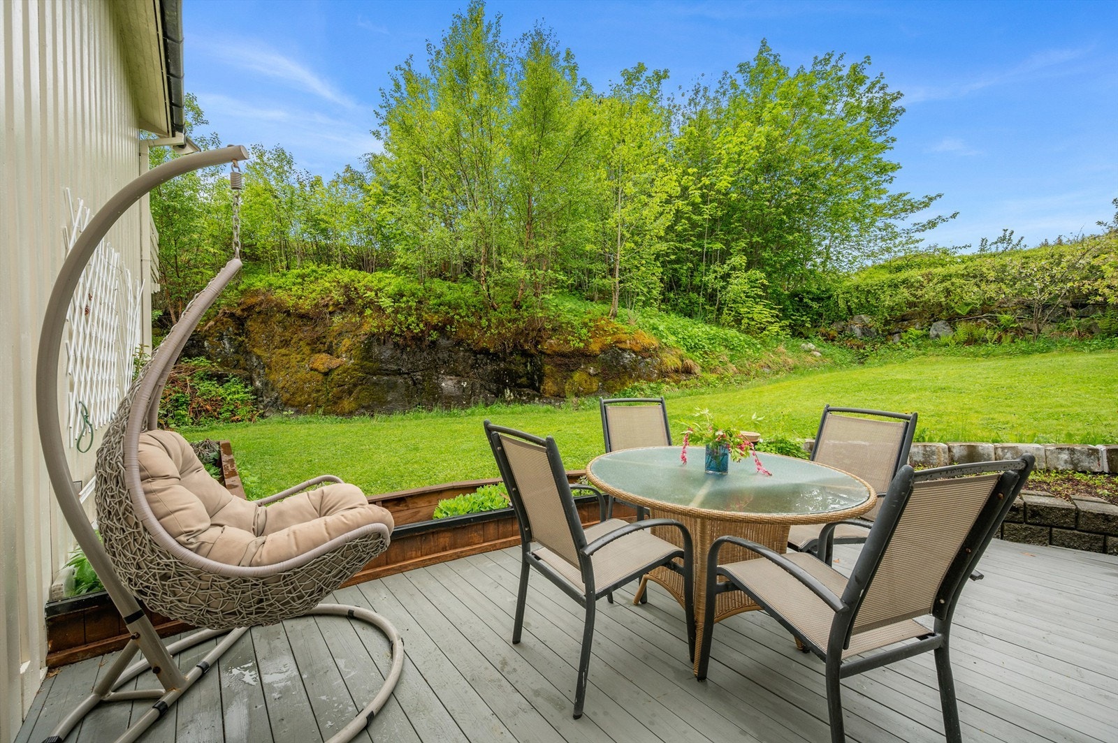 I forbindelse med inngangspartiet og hagestuen er det etablert en romslig terrasse på hele 39,4 kvm. Galleribilde