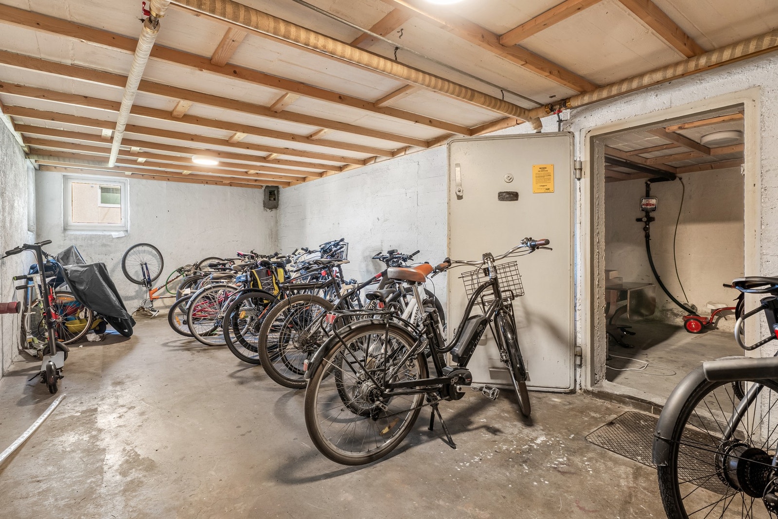 Det finnes også en romslig felles sykkelbod i kjelleren. Leiligheten disponerer i tillegg tre boder på fellesareal, til sammen nærmere 10 kvm lagringsplass. Galleribilde
