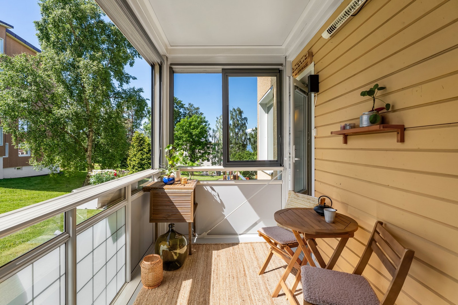 Den innglassede balkongen gir et ekstra rom som kan brukes gjennom hele året. Galleribilde