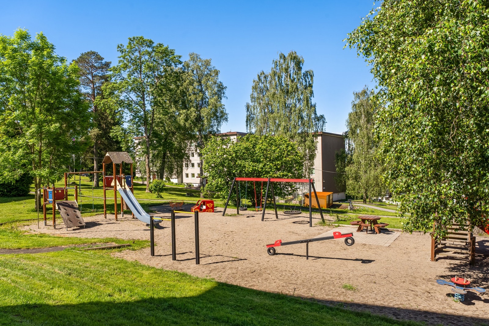 Det velholdte uteområdet har en romslig lekeplass i flotte omgivelser. Galleribilde