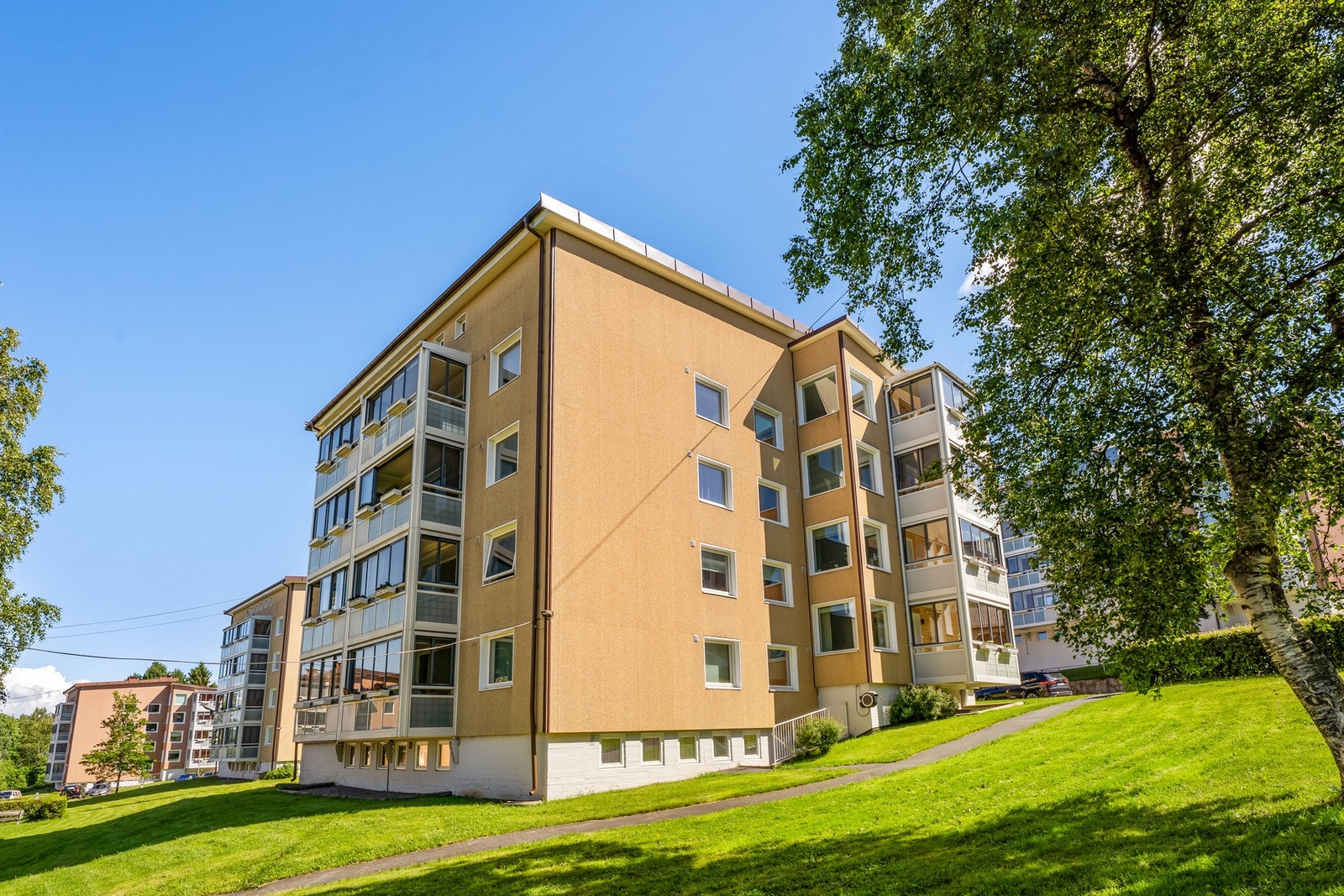 Boligen ligger sentralt, men skjermet, i et attraktivt og barnevennlig boligområde på Godlia/Oppsal. Galleribilde