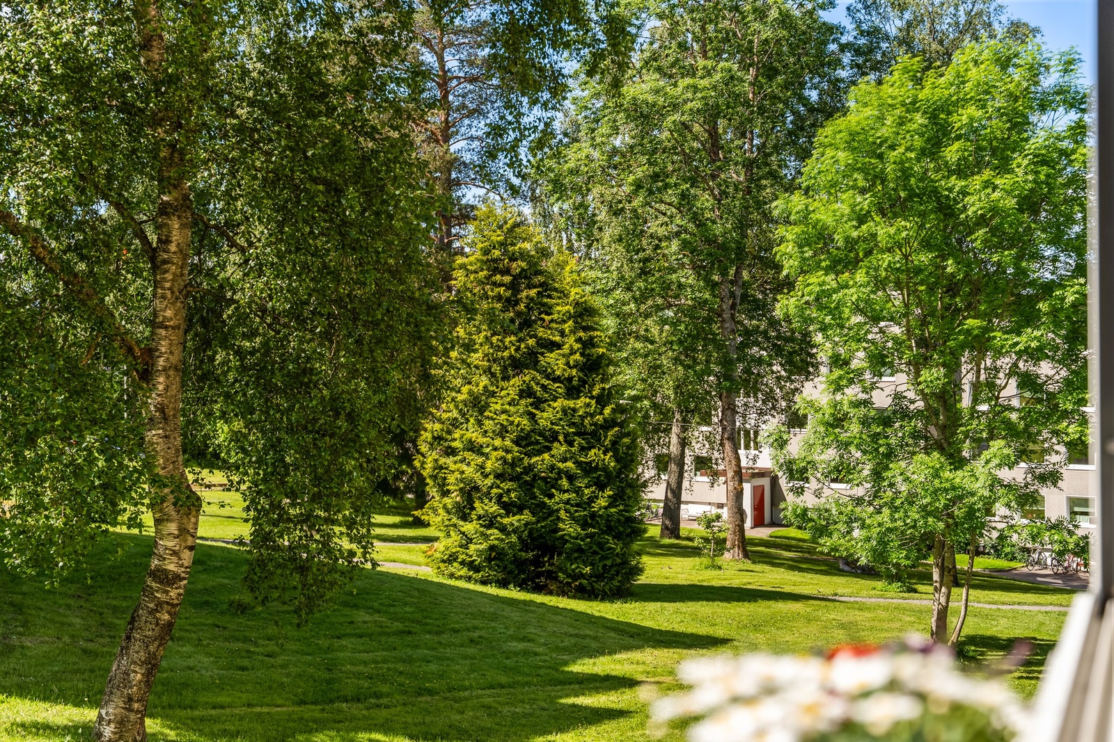 Borettslaget har velholdte uteområder med grøntarealer, trær og lekeplasser. Galleribilde