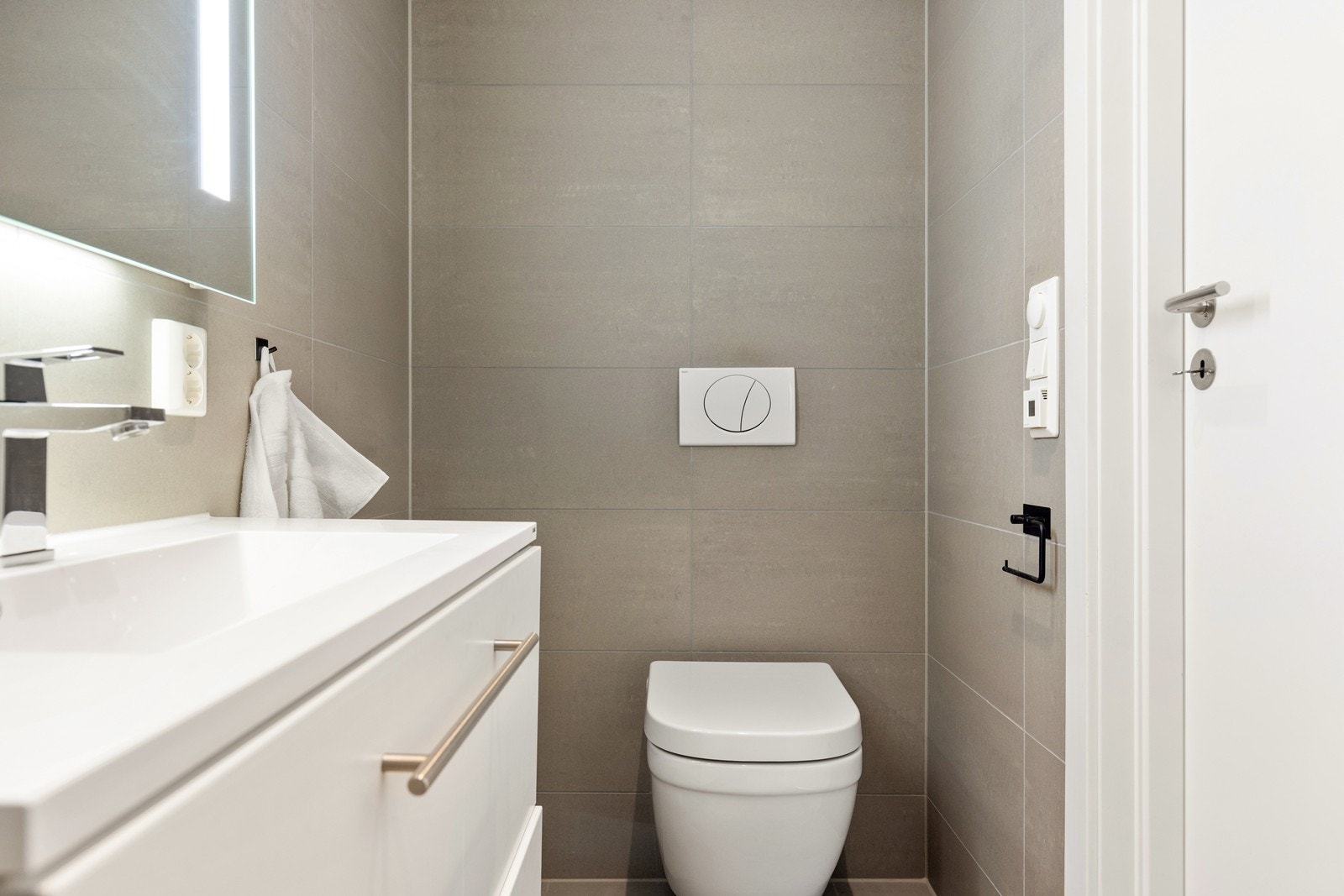 Badet er flislagt og har elektrisk gulvvarme for økt komfort. Galleribilde