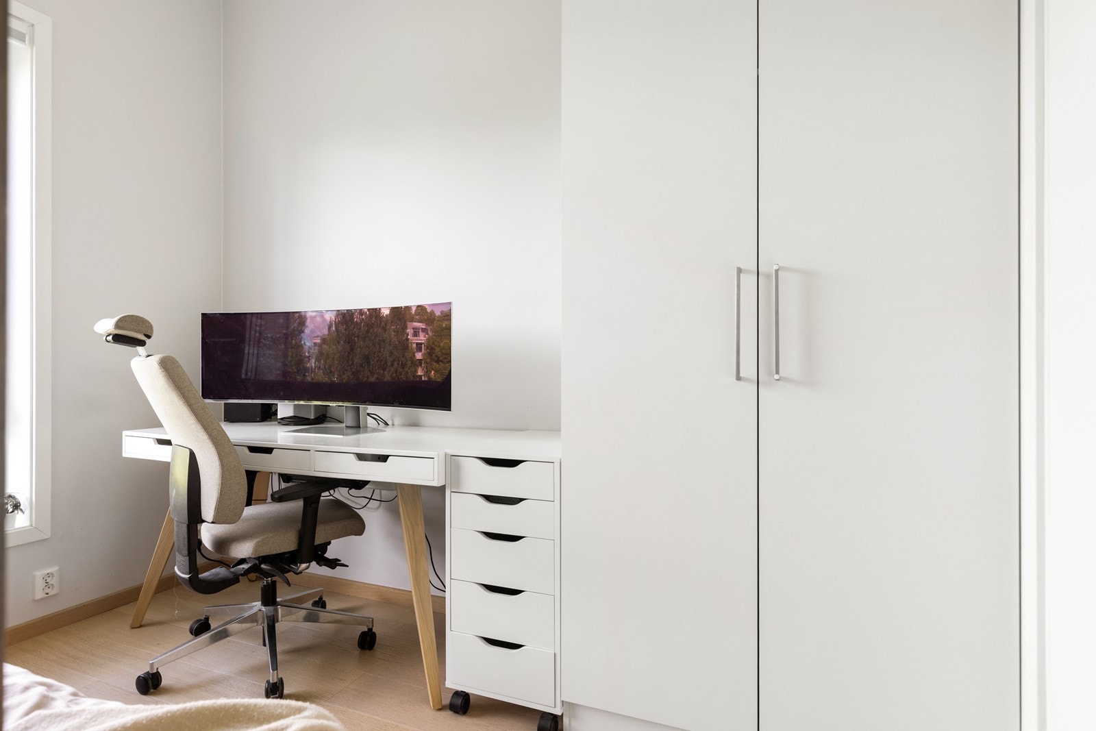 Rommet har plass til både seng og en egen arbeidsplass. Galleribilde