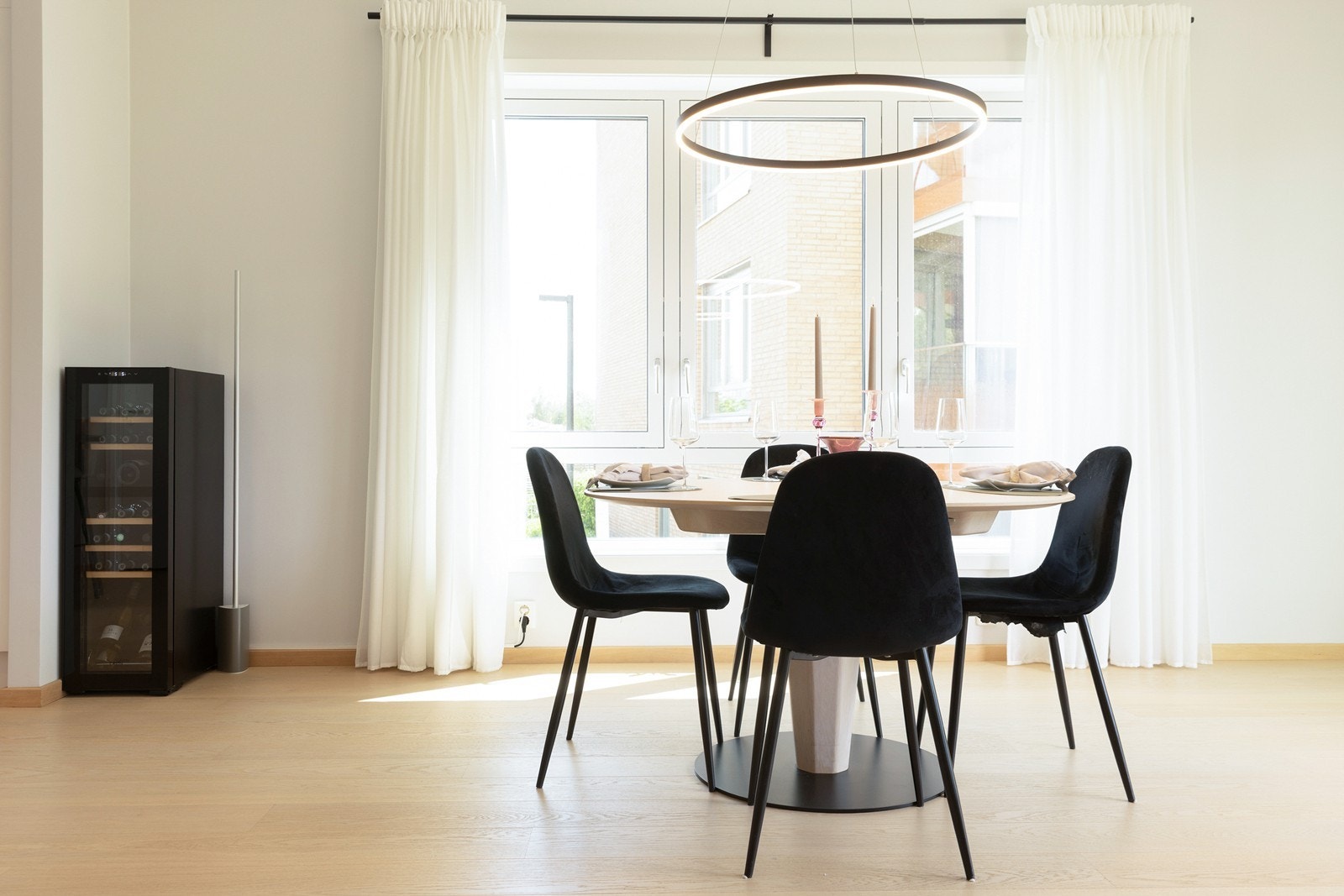 De malte, slette veggene gir et nøytralt og godt utgangspunkt for personlig stil. Galleribilde