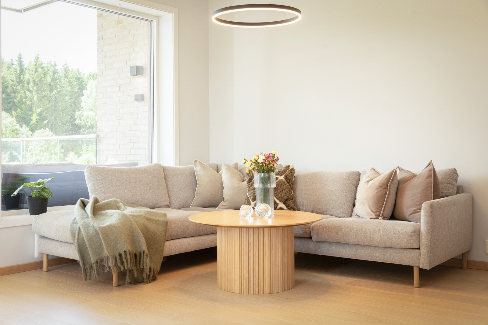Store vindusflater med 3-lags glass slipper inn rikelig med dagslys. Galleribilde