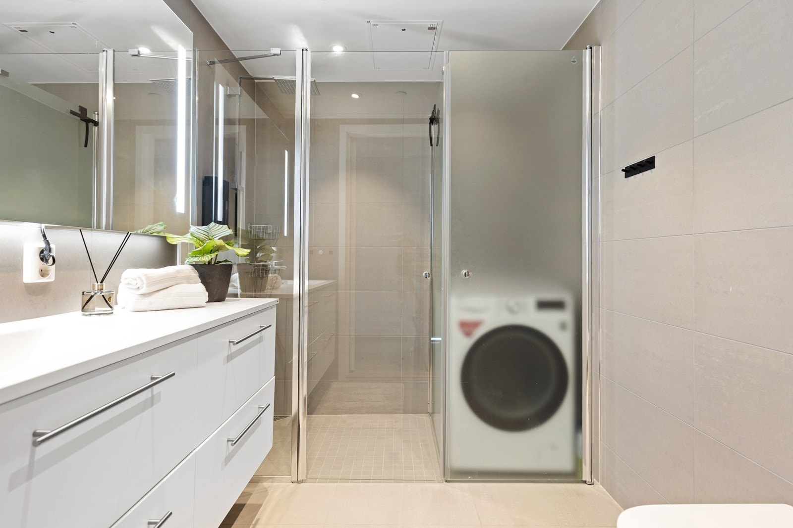 Badet er romslig og har flislagte overflater samt elektrisk gulvvarme. Galleribilde