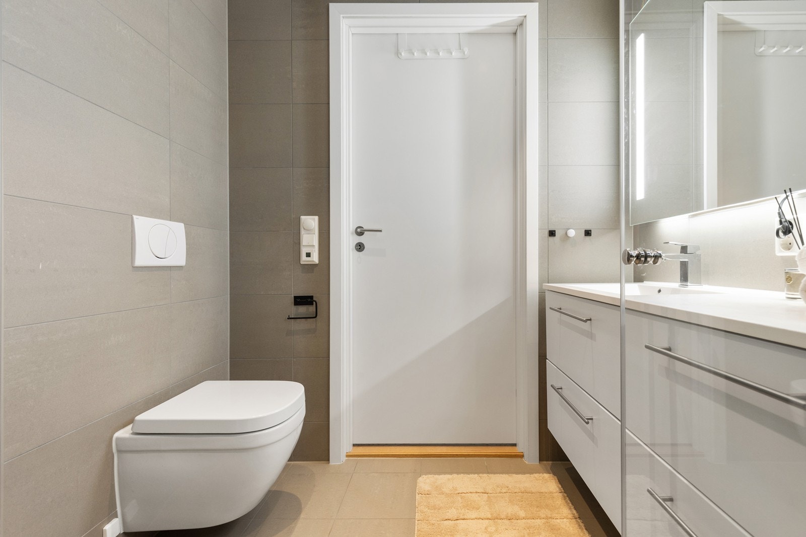 Dette badet er også en baderomskabin fra 2021, med vegghengt toalett og mekanisk avtrekk. Galleribilde