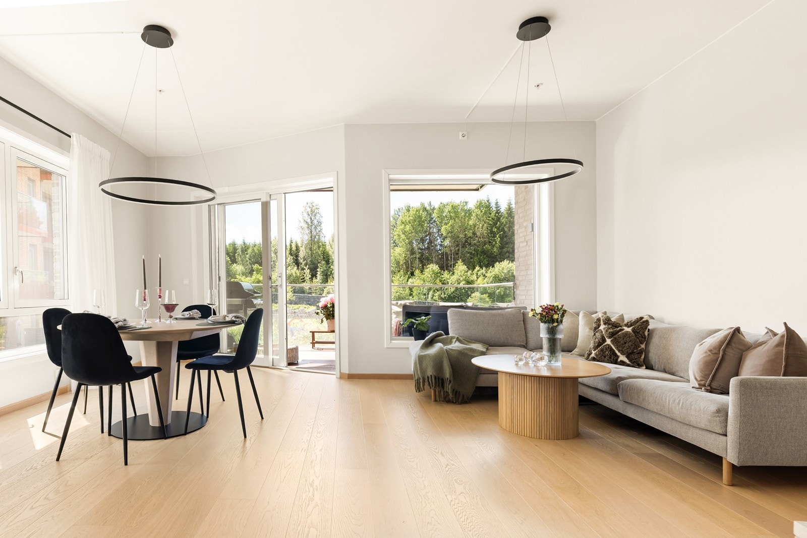 Rommet har god plass til både en romslig sofagruppe og en egen spisesone. Galleribilde