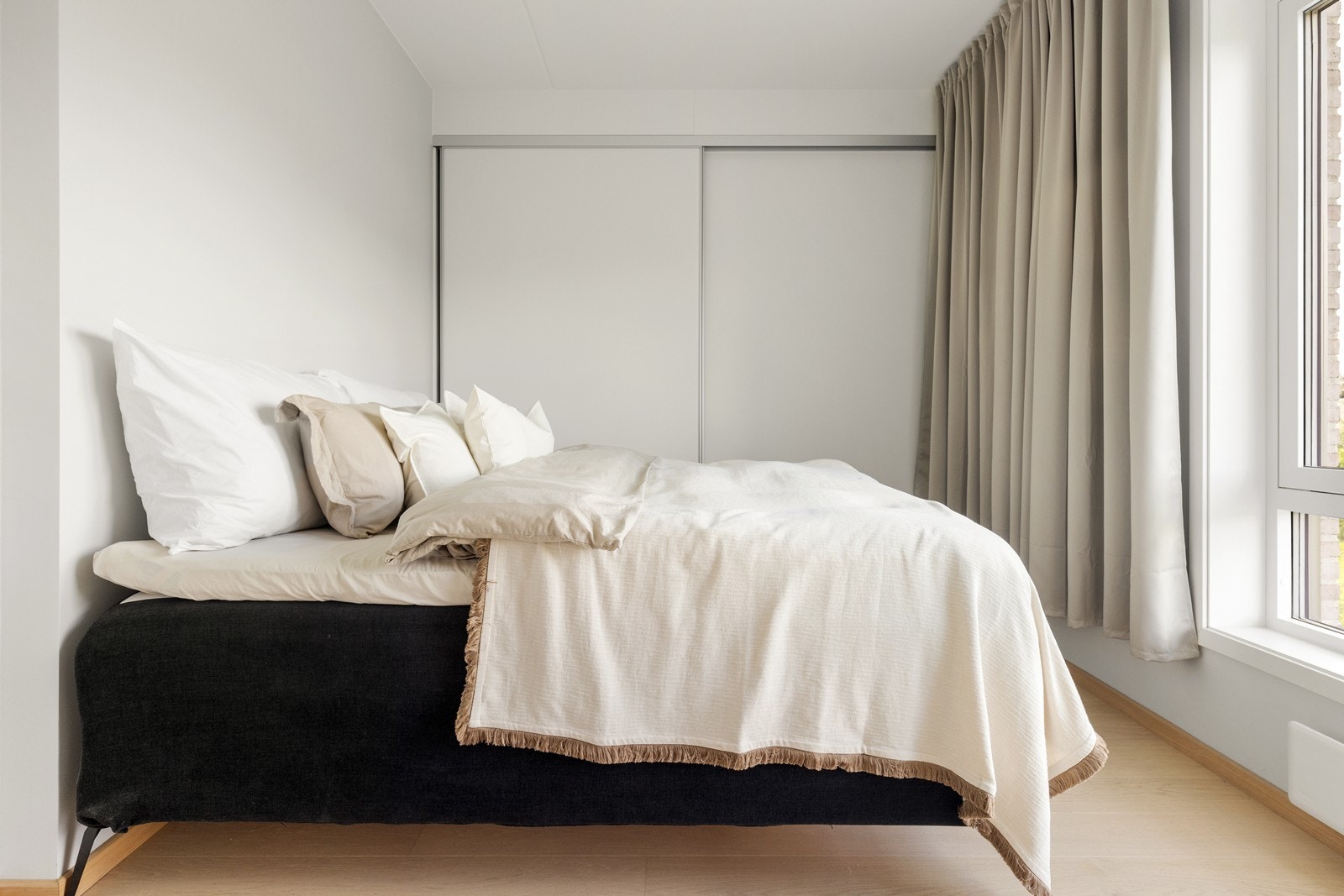 Hovedsoverommet har god plass til dobbeltseng og er utstyrt med skyvedørsgarderobe. Galleribilde