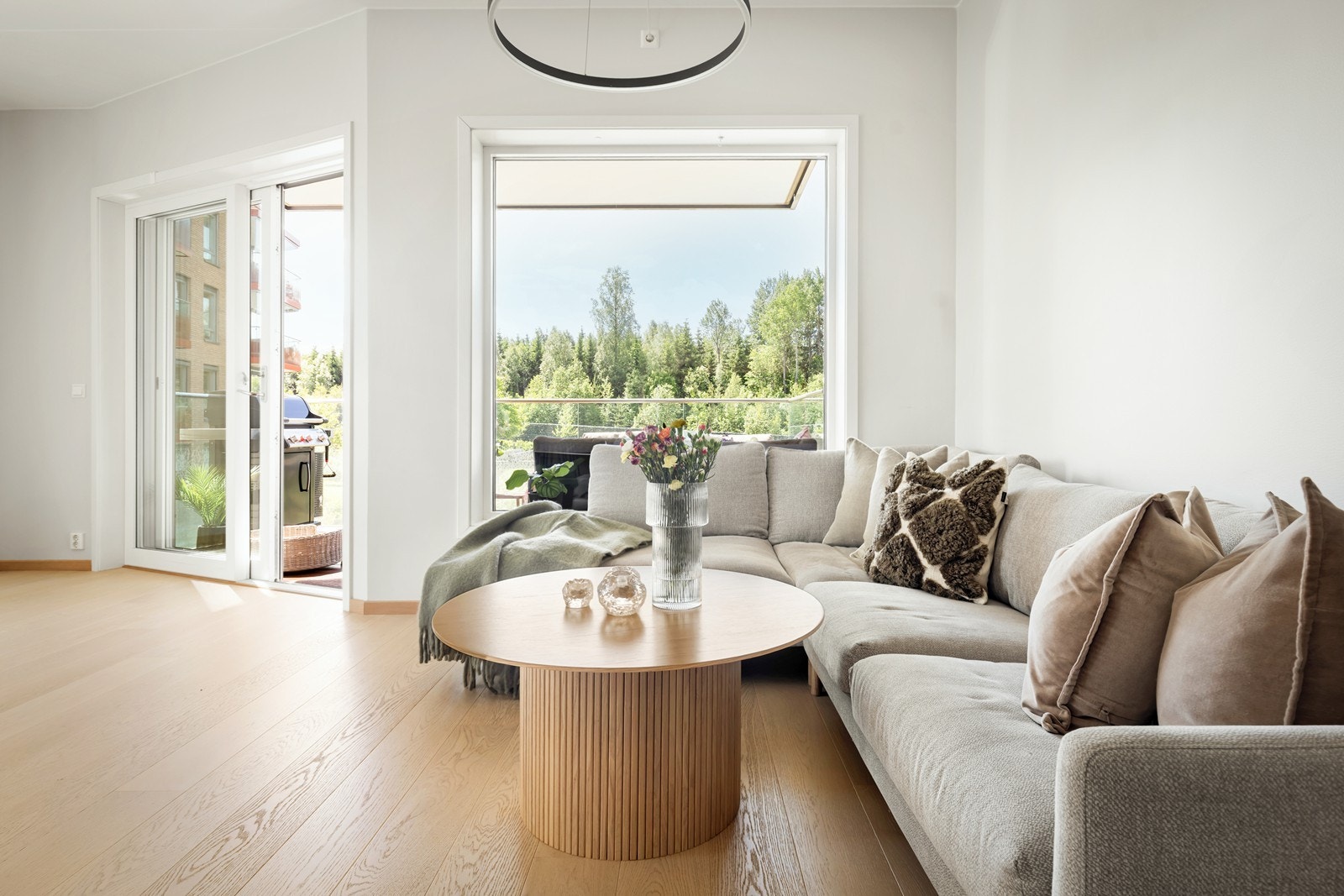 Fra stuen er det direkte utgang til balkongen via en skyvedør i tre med 3-lags glass. Galleribilde