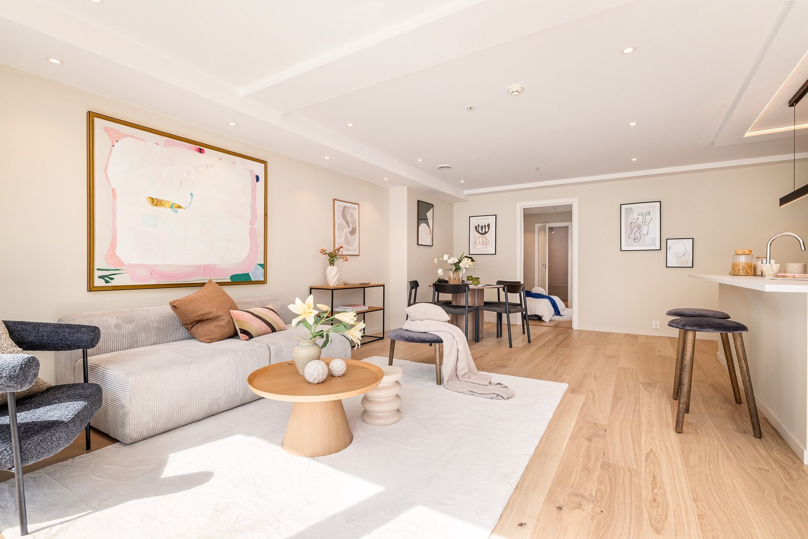 Det er god plass til sofagruppe og spisebord i stuen. Galleribilde