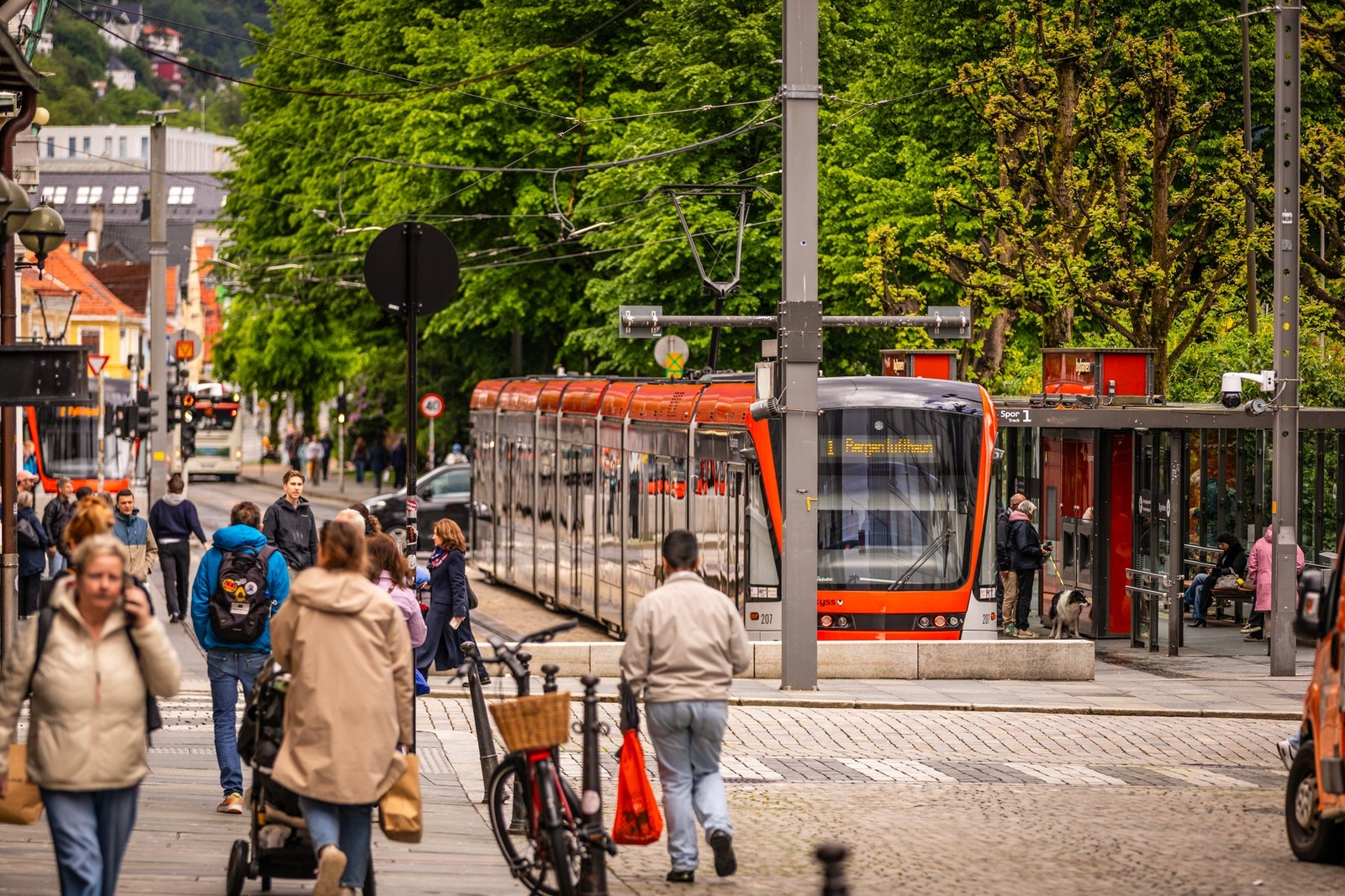 På 2 minutter befinner du deg ved Bybanen og bussforbindelser til alle byens bydeler. Galleribilde
