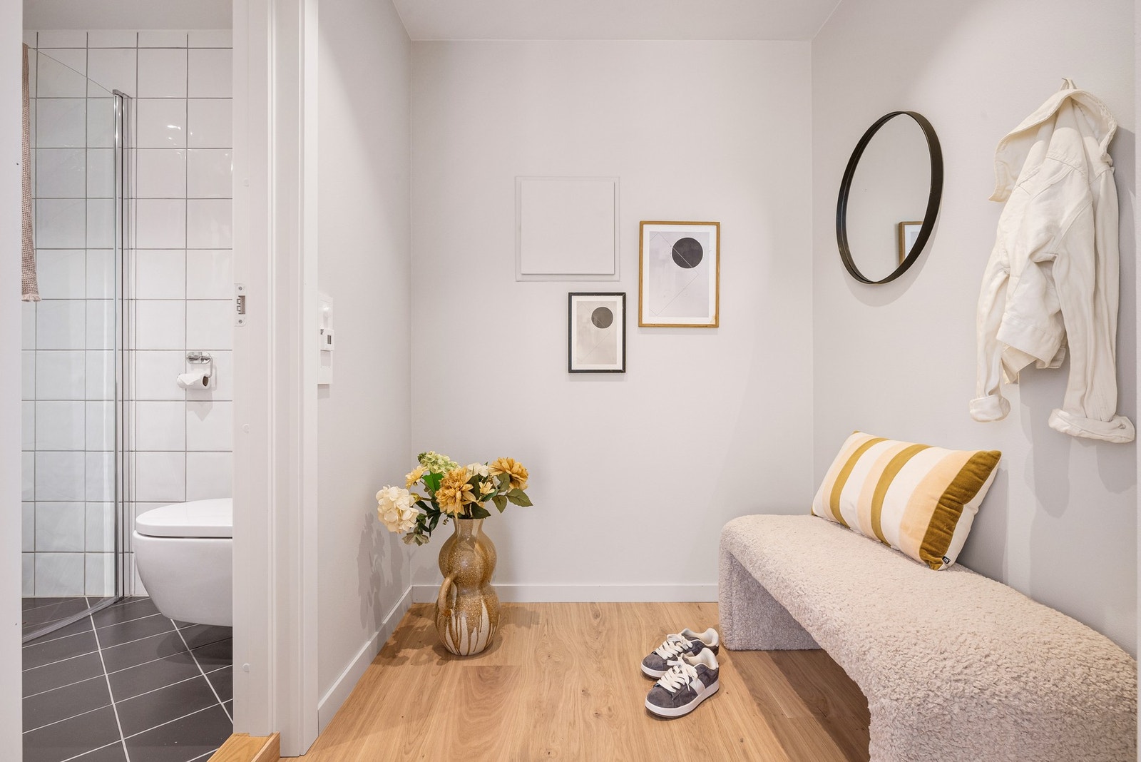 I gangen er det god plass til garderobeskap. Galleribilde
