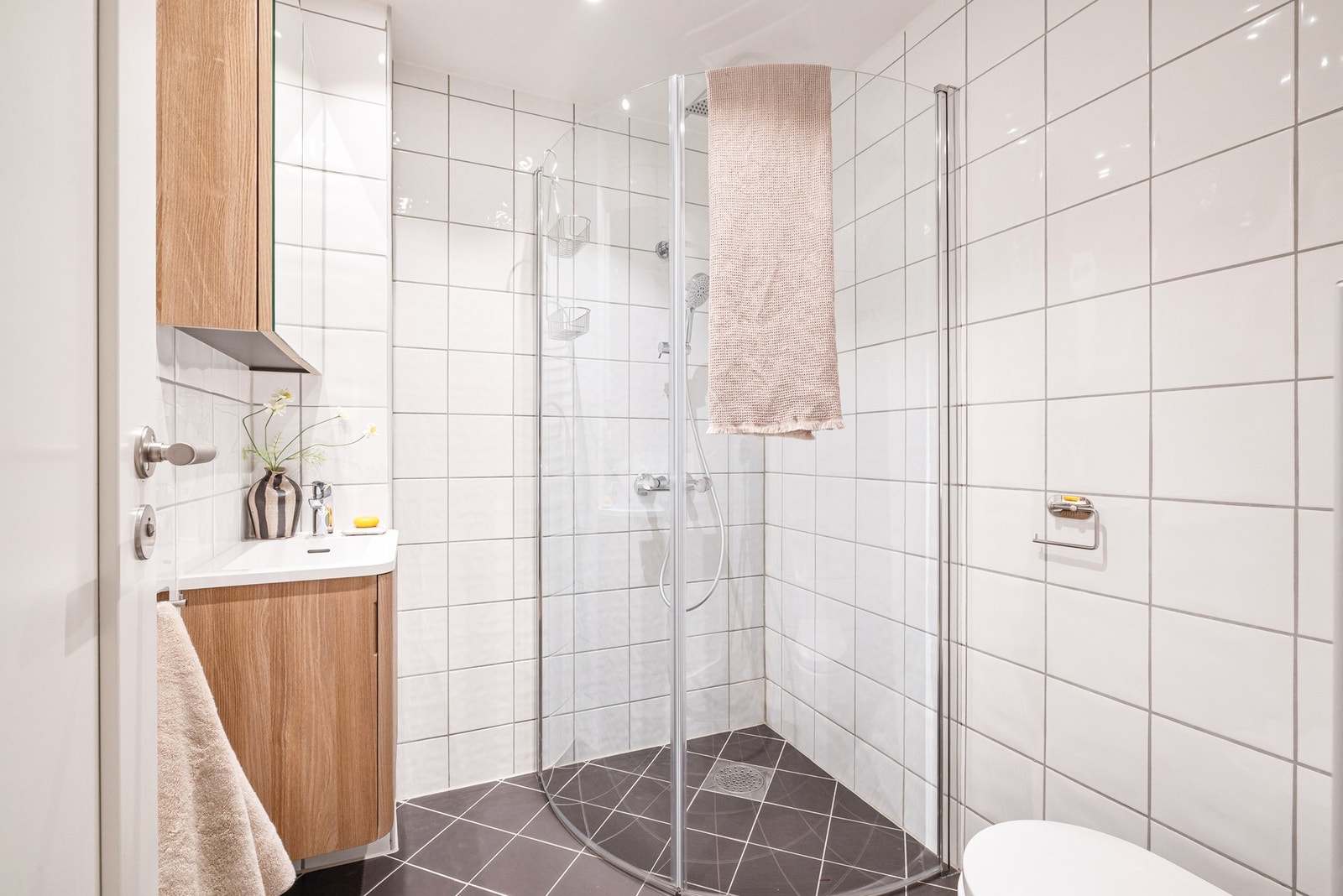 Gjestebad med adkomst fra gangen. Badet er 3 kvm og har ny innredning i 2026. Galleribilde