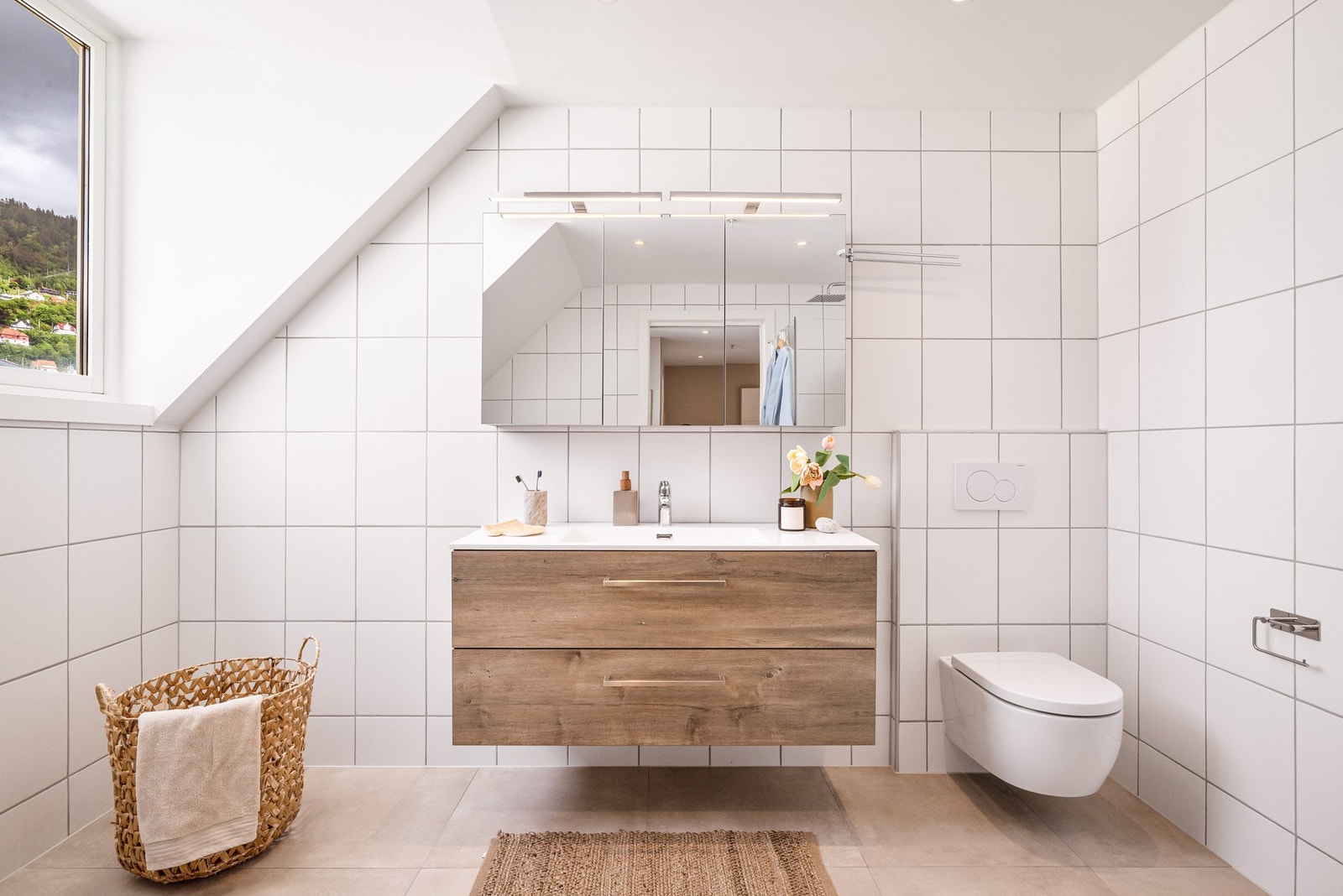 Hovedbadet er modernisert med nye fliser i 60*60 format på gulv i 2026 og ny innredning. Galleribilde