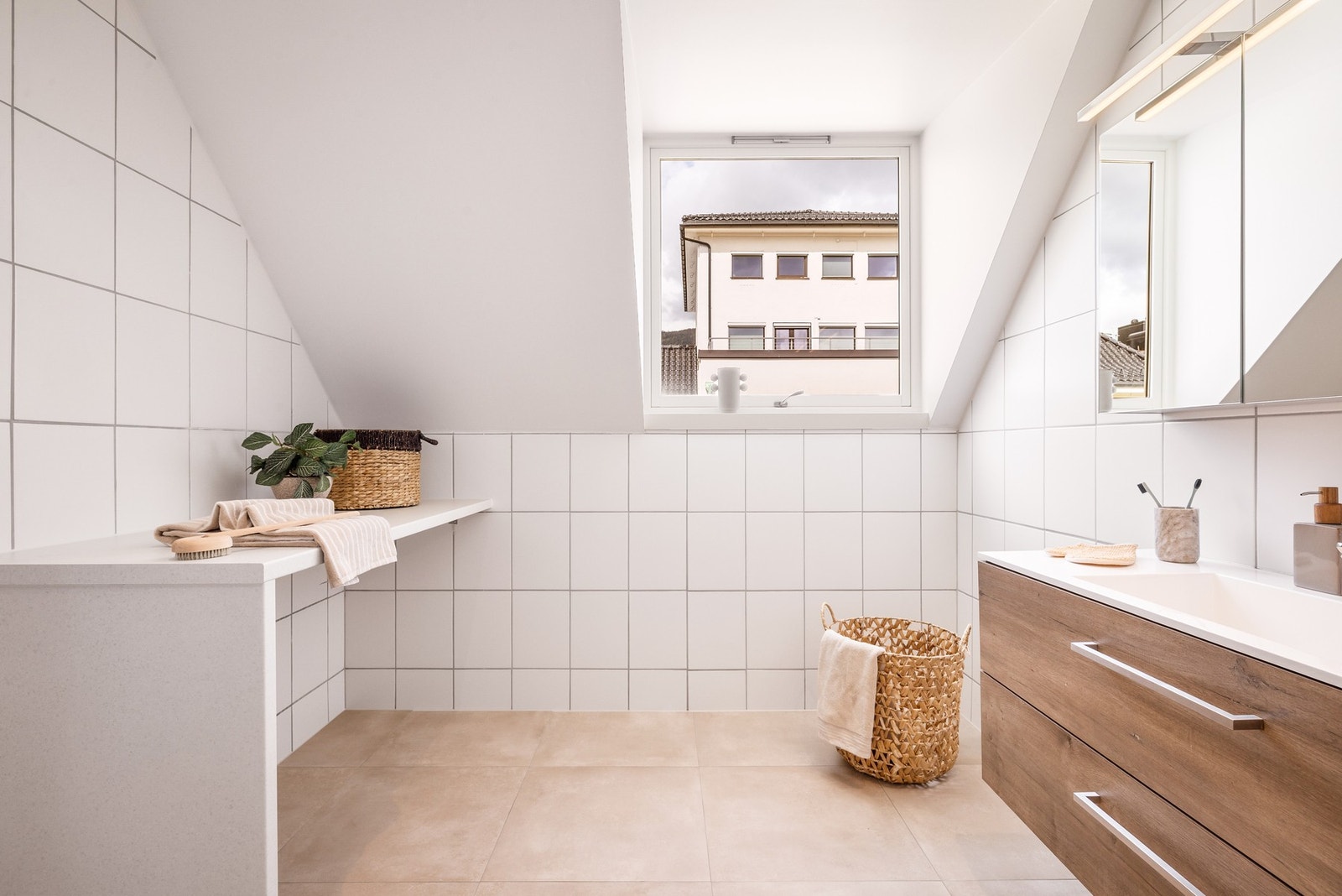 Meget flott løsning med benkeplate som rammer inn vaskemaskin og tørketrommel. Galleribilde