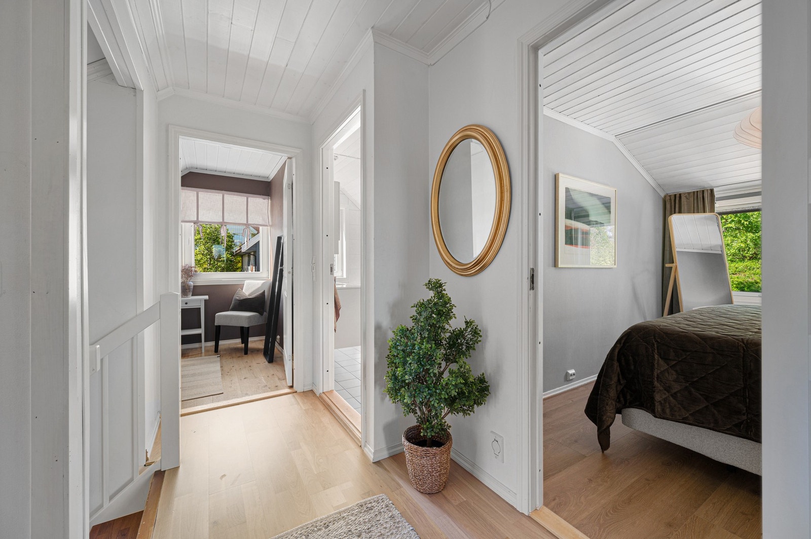 Boligen har en innholdsrik 2.etasje som inneholder en loftstue, flere gode soverom, et bad, gang/trapperom og mye lagringsplass. Galleribilde
