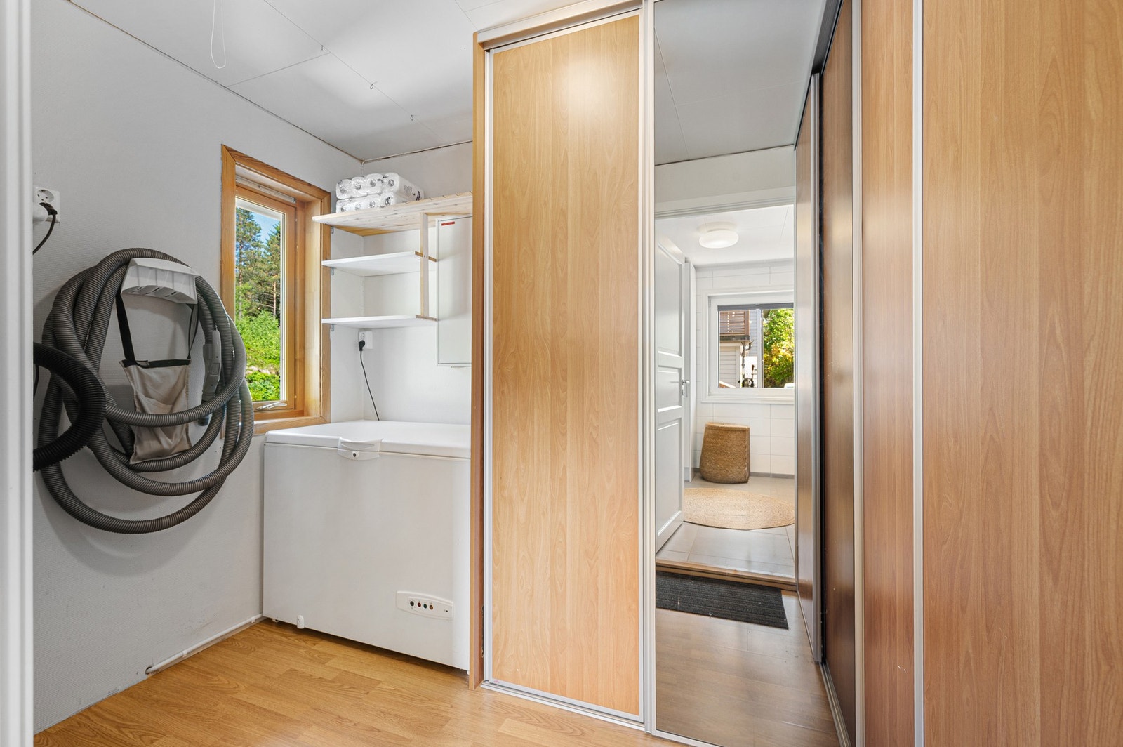 I direkte tilknytning til bad/vaskerom har man i tillegg en stor bod på 6,5m² som er praktisk til oppbevaring av klær/utstyr. Galleribilde