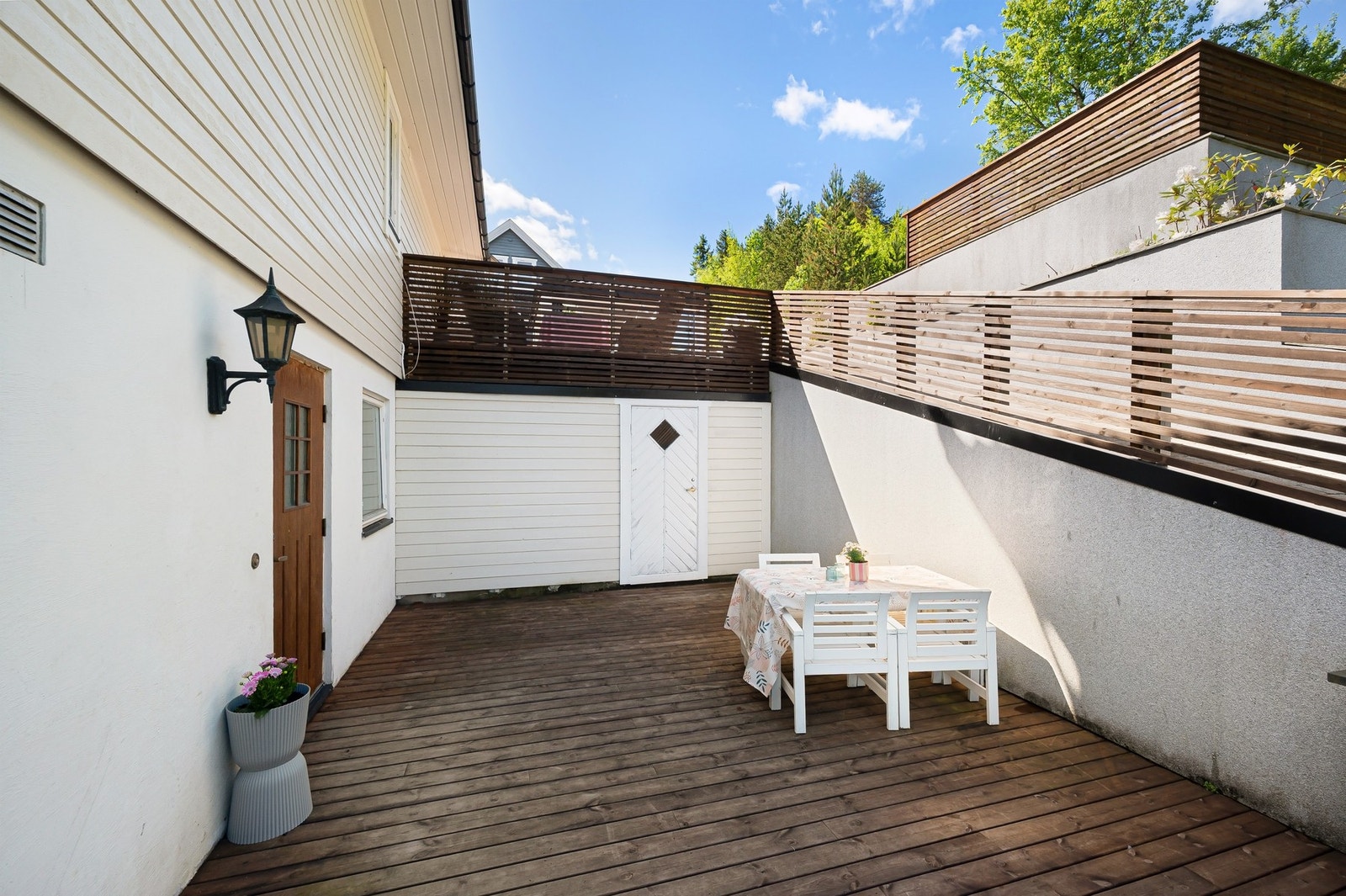 Innbydende og fint inngangsparti til uteleiedelen med terrasse på 32,5m² med bod i direkte tilknytning. Galleribilde